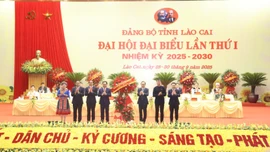 đồng chí Lê Hoài Trung, Bí thư Trung ương Đảng, Quyền Bộ trưởng Bộ Ngoại giao tặng hoa chúc mừng Đại hội.