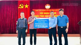 Đồng chí Ngô Quang Vinh – Giám đốc Công ty TNHH Một thành viên Petrolimex Lào Cai trao kinh phí hỗ trợ.