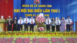 Đồng chí Lý Bình Minh, Phó Chủ tịch HĐND tỉnh tặng hoa chúc mừng Đại hội.
