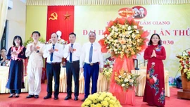 Đồng chí Giàng Thị Dung, Phó Bí thư Tỉnh ủy, Chủ tịch Ủy ban MTTQ Việt Nam tỉnh dự Đại hội Đảng bộ xã Lâm Giang
