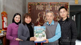 Lãnh đạo phường Nam Cường tặng quà Tết cho các hộ gia đình chính sách trên địa bàn phường