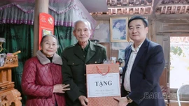 Hơn 1.000 suất quà Tết đến với người có công ở xã Mậu A