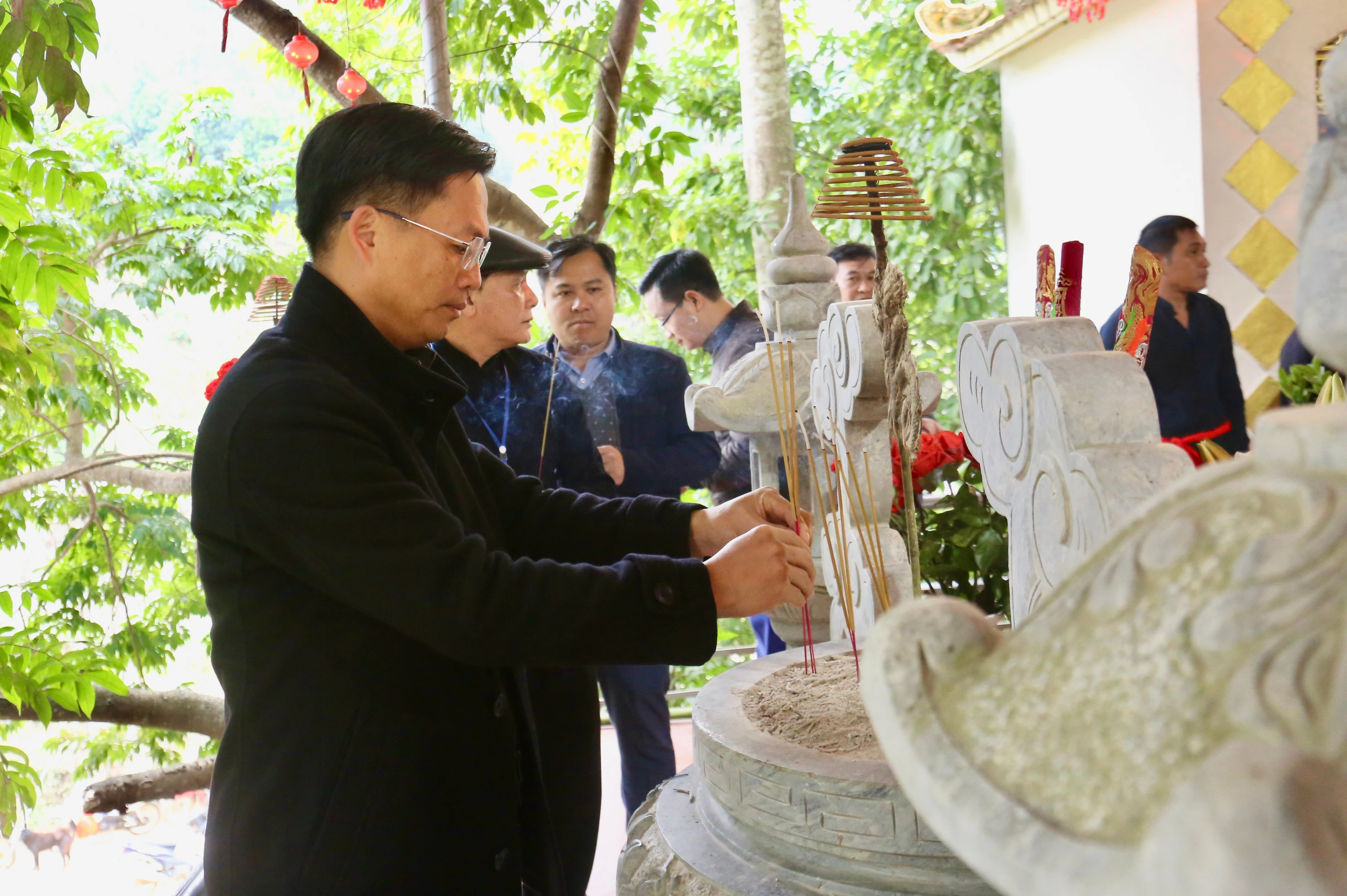 Đại biểu và Nhân dân dâng hương tại đền Làng Lúc.