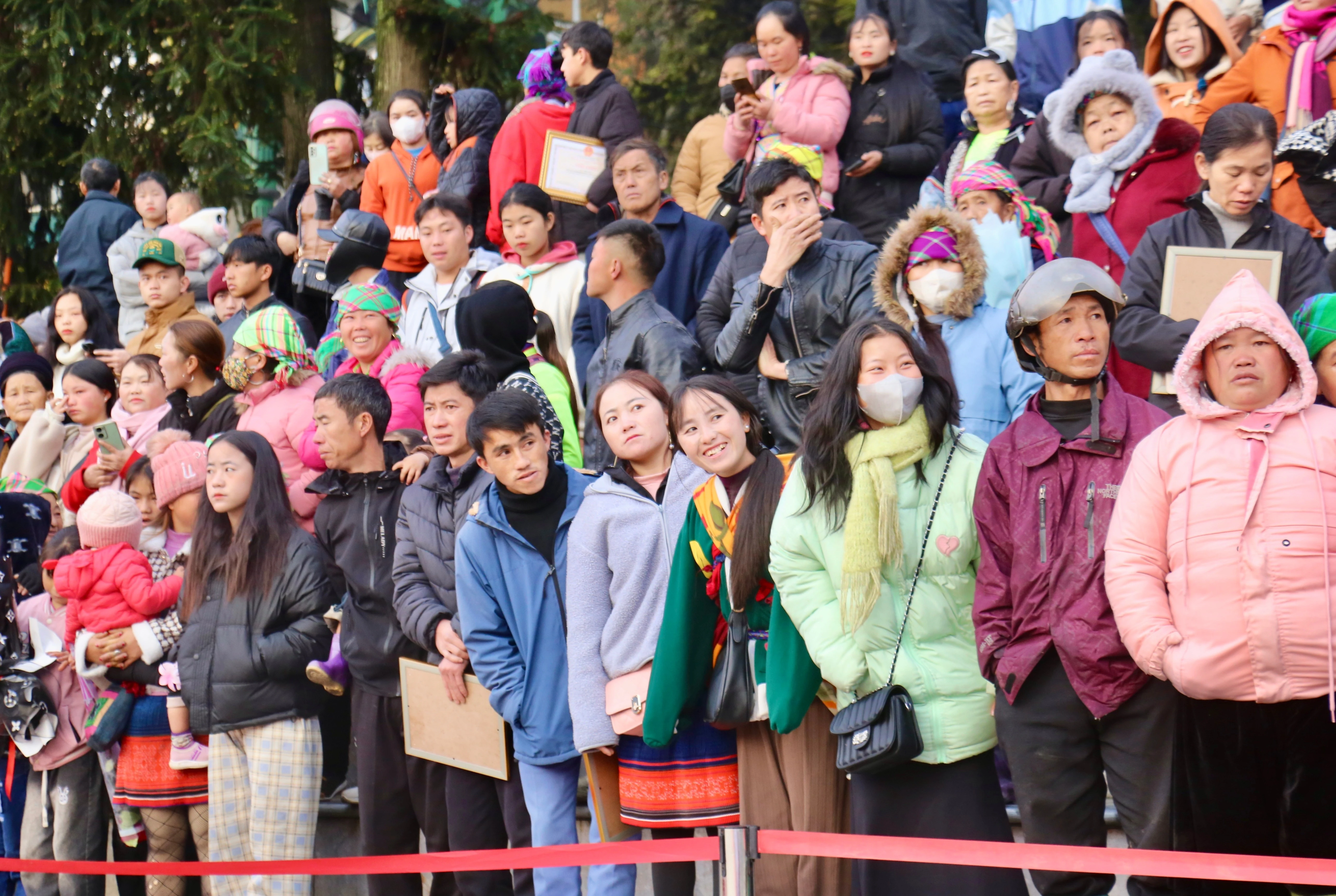 Đông đảo Nhân dân trên địa bàn thị xã tham dự buổi lễ.