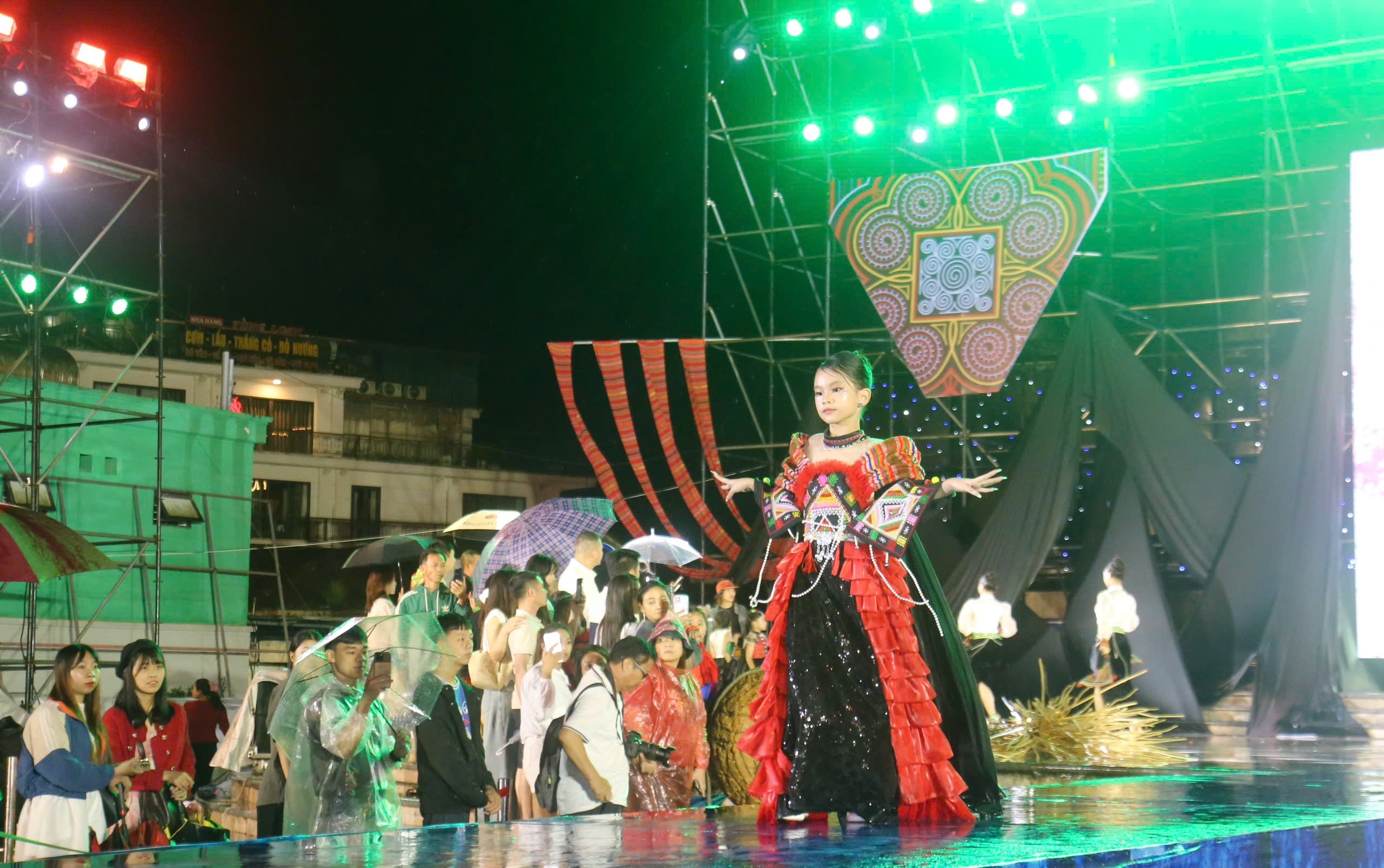 Trình diễn bộ sưu tập “Noọng ơi”. img-7009.jpg