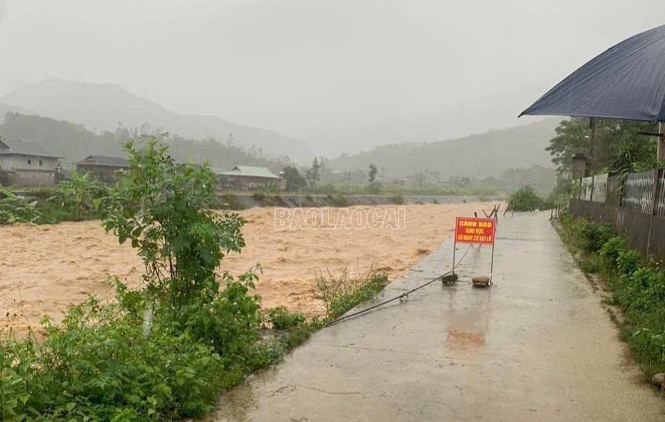 Tuyến kè suối Đôi sạt lở nghiêm trọng.