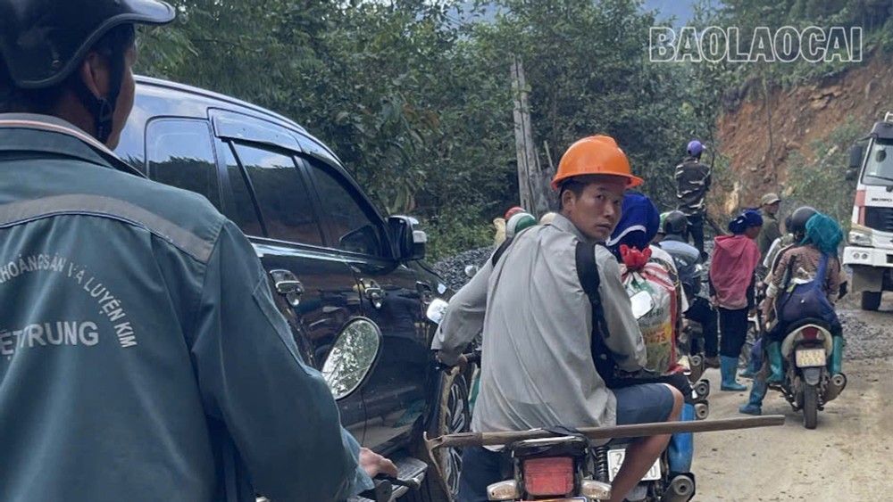 Giao thông trên Tỉnh lộ 158, đoạn trên địa bàn xã Y Tý bị ách tắc. img-7544.jpg