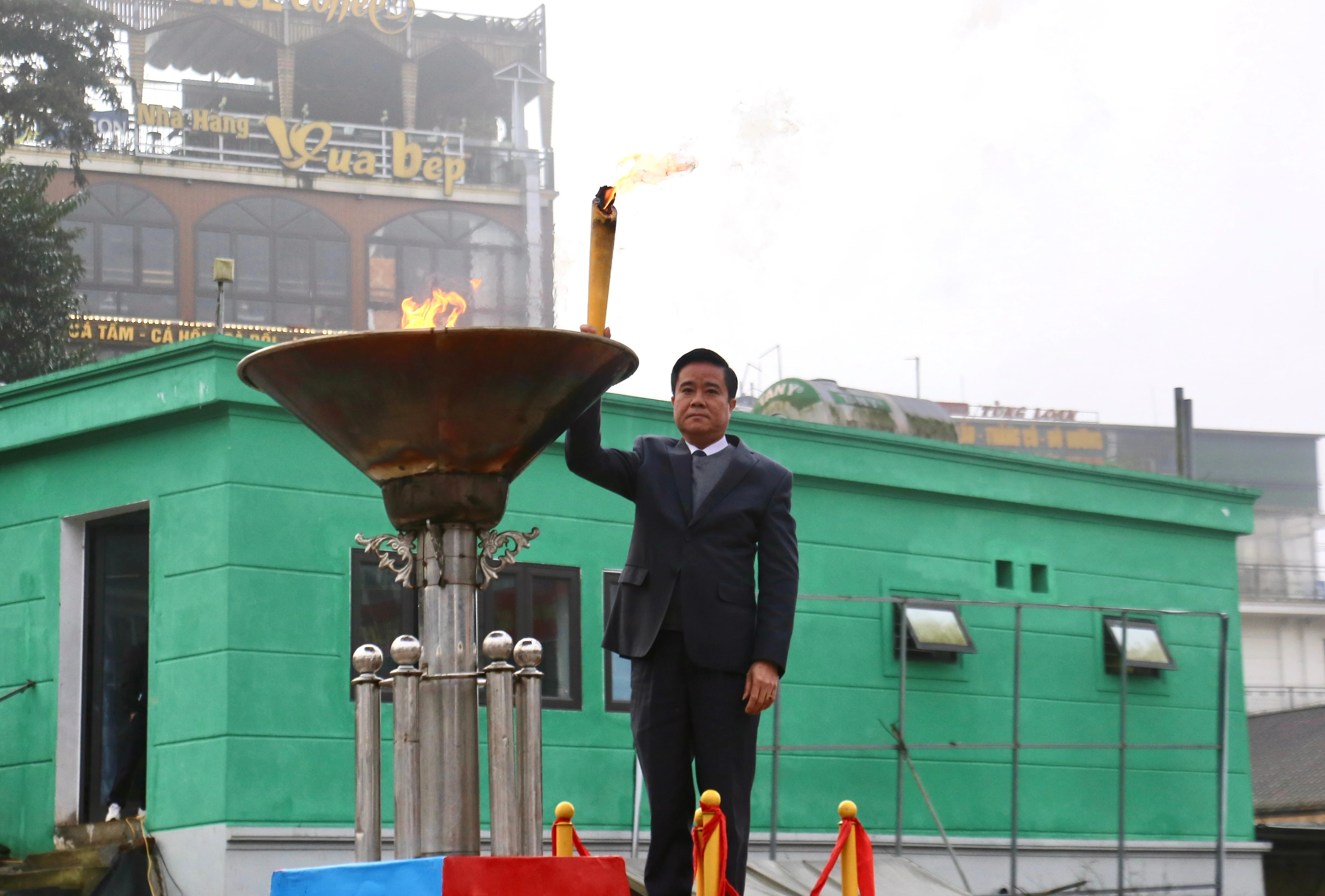 Nghi lễ thắp lửa truyền thống.