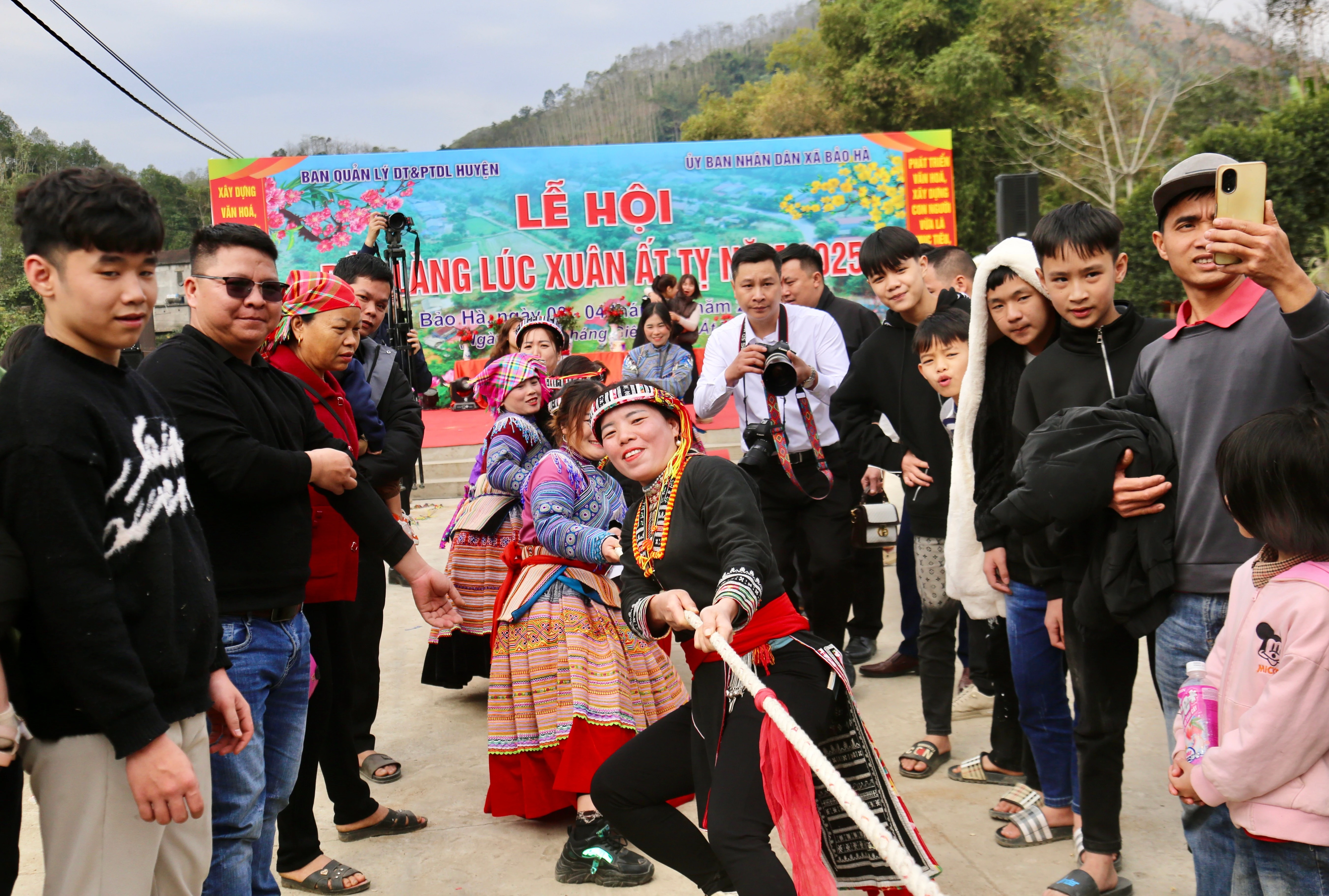 Sôi nổi trò chơi kéo co.