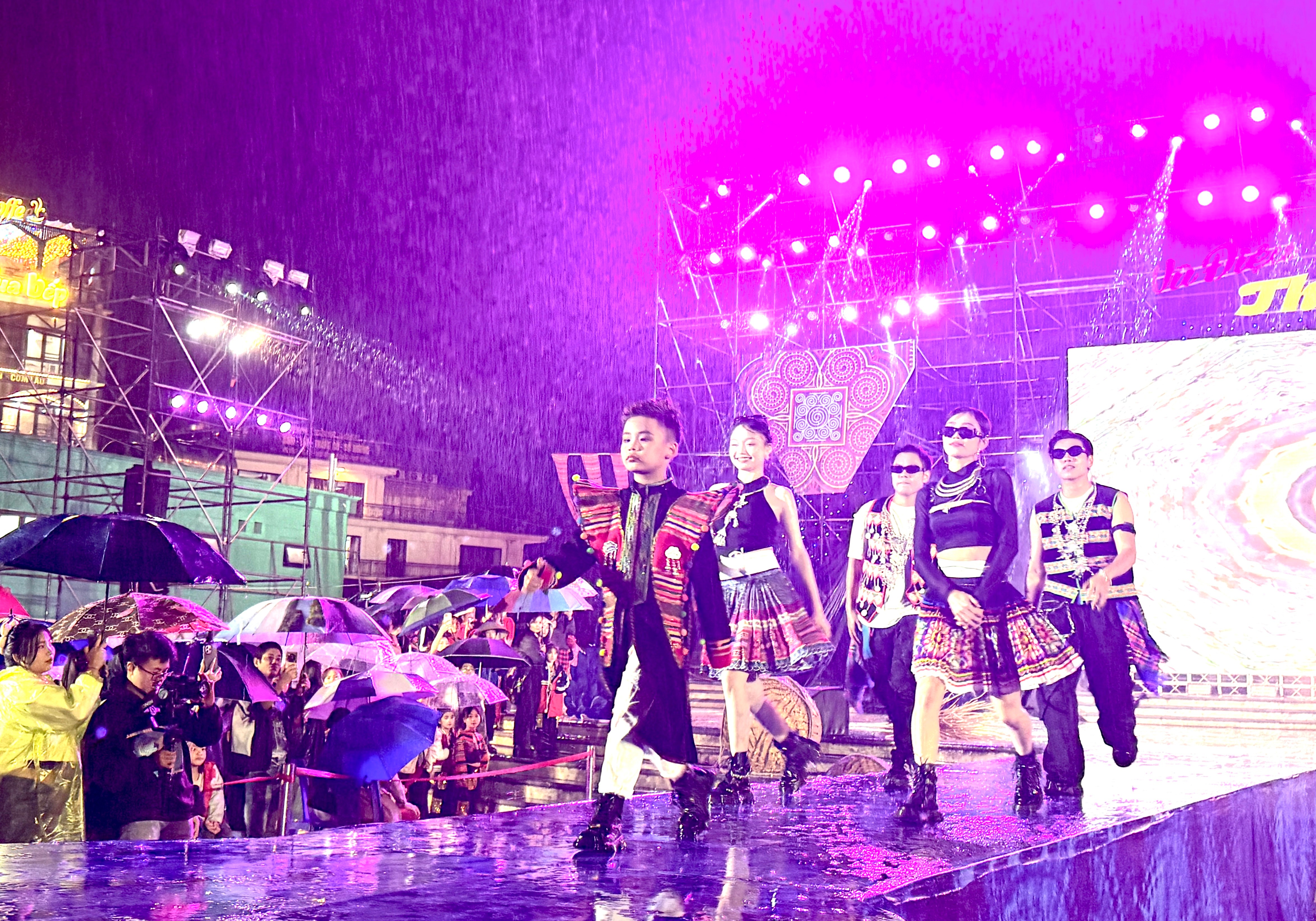 Màn catwalk của người mẫu nhí Bảo An. img-6068.jpg