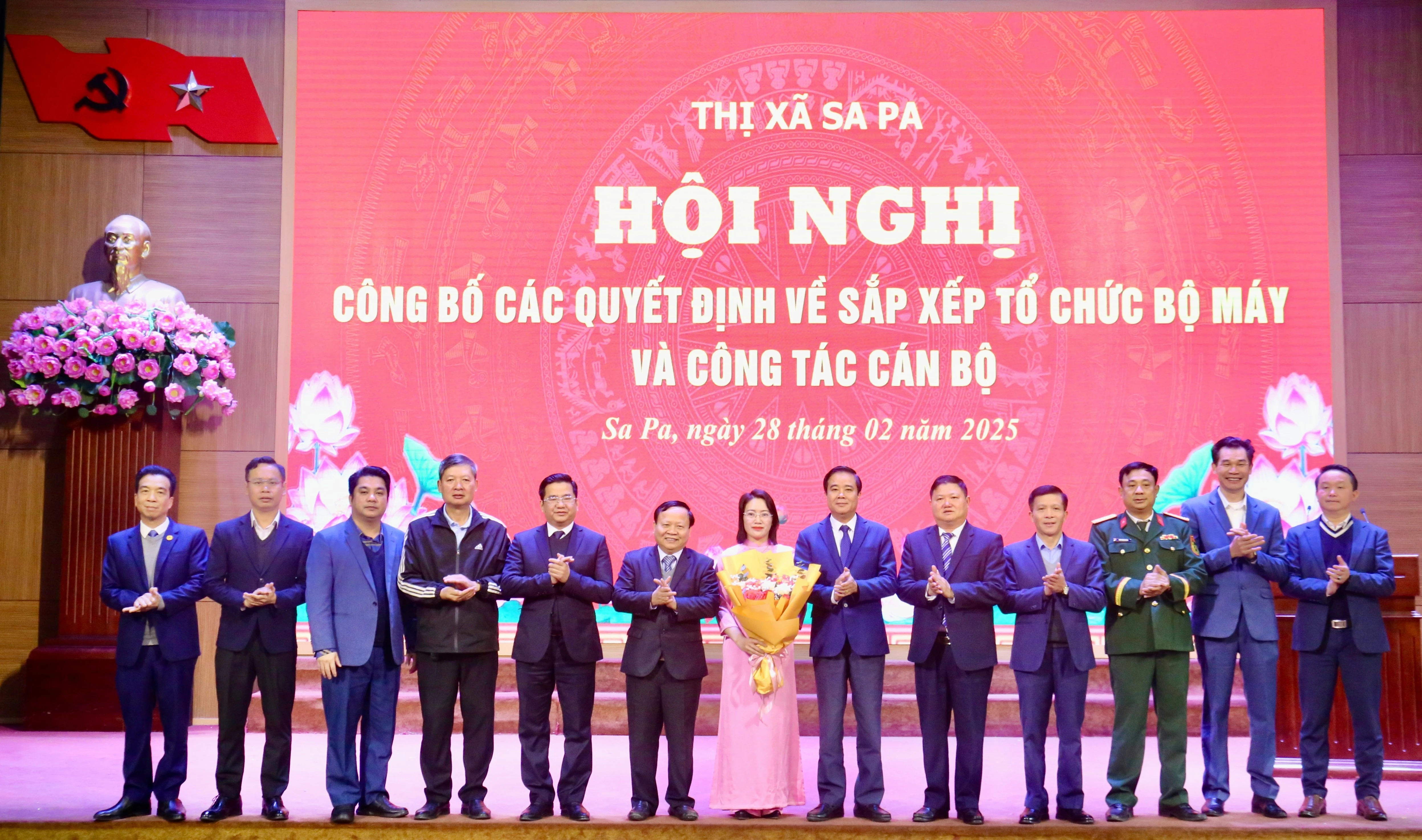 Trao Quyết định điều động, luân chuyển đồng chí Vàng Thị Bích Liên.