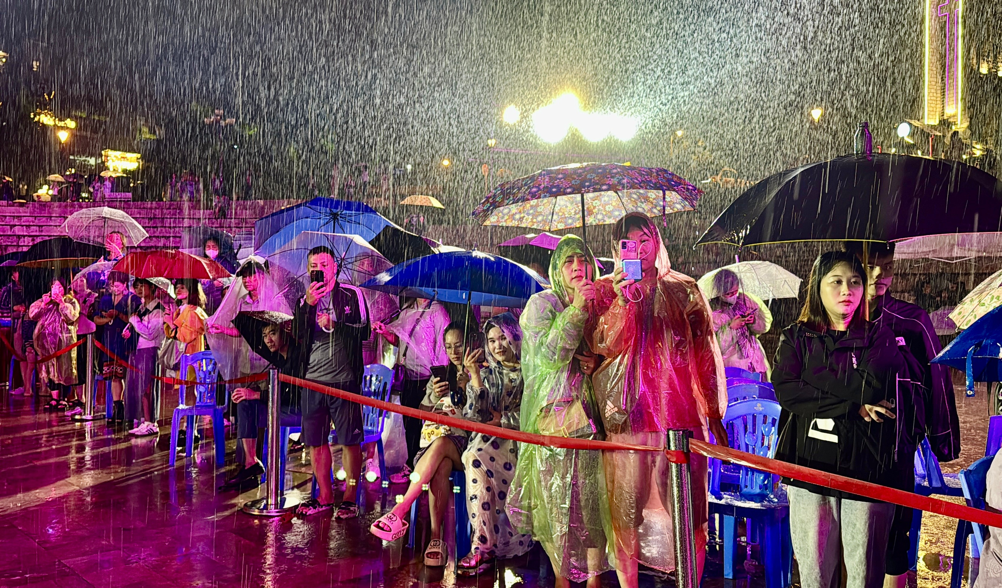Mặc dù trời mưa to nhưng không làm giảm "sức nóng" của show diễn. img-6267.jpg
