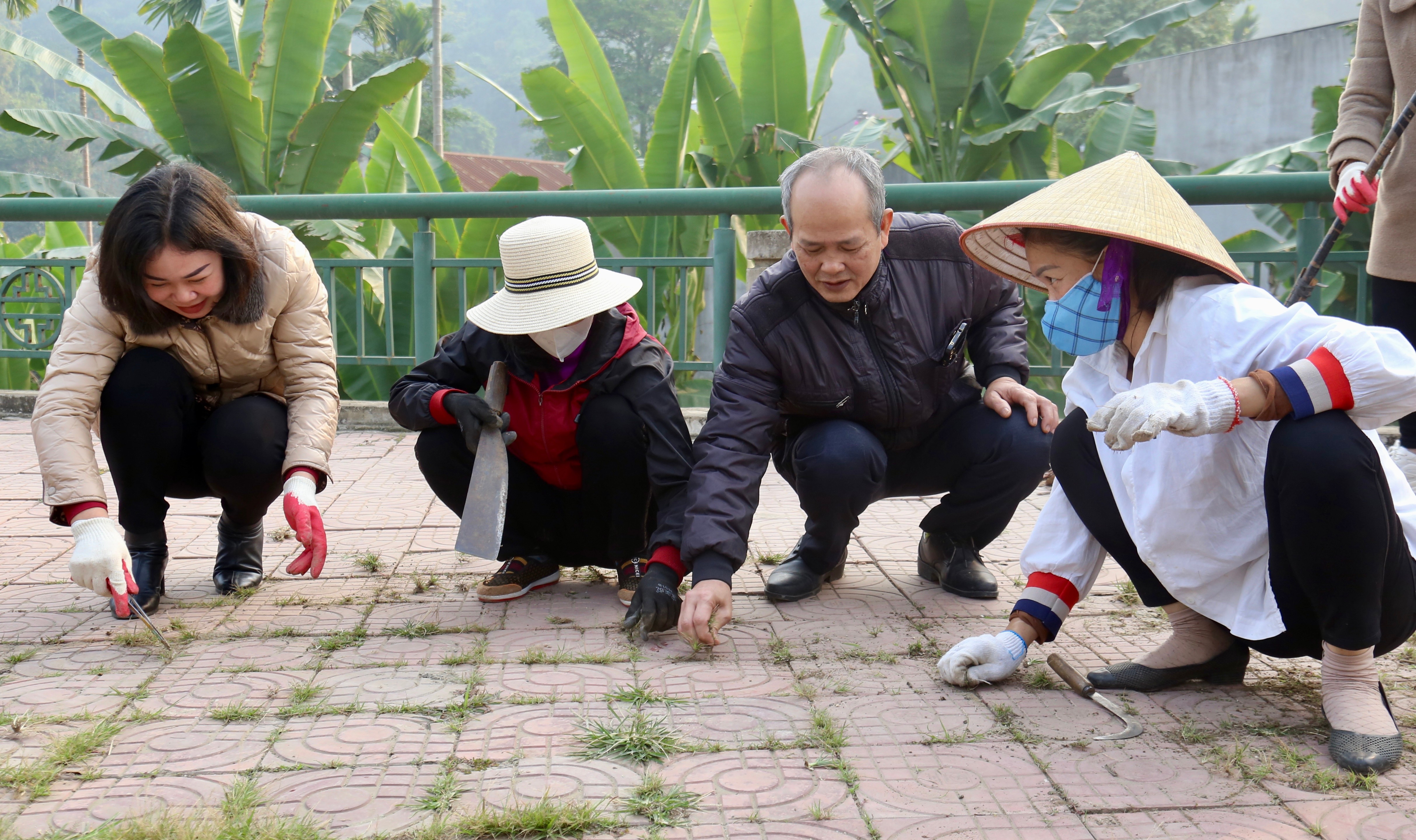 Giáo viên cùng phụ huynh học sinh tích cực hưởng ứng hoạt động. Giáo viên cùng phụ huynh học sinh tích cực hưởng ứng hoạt động.