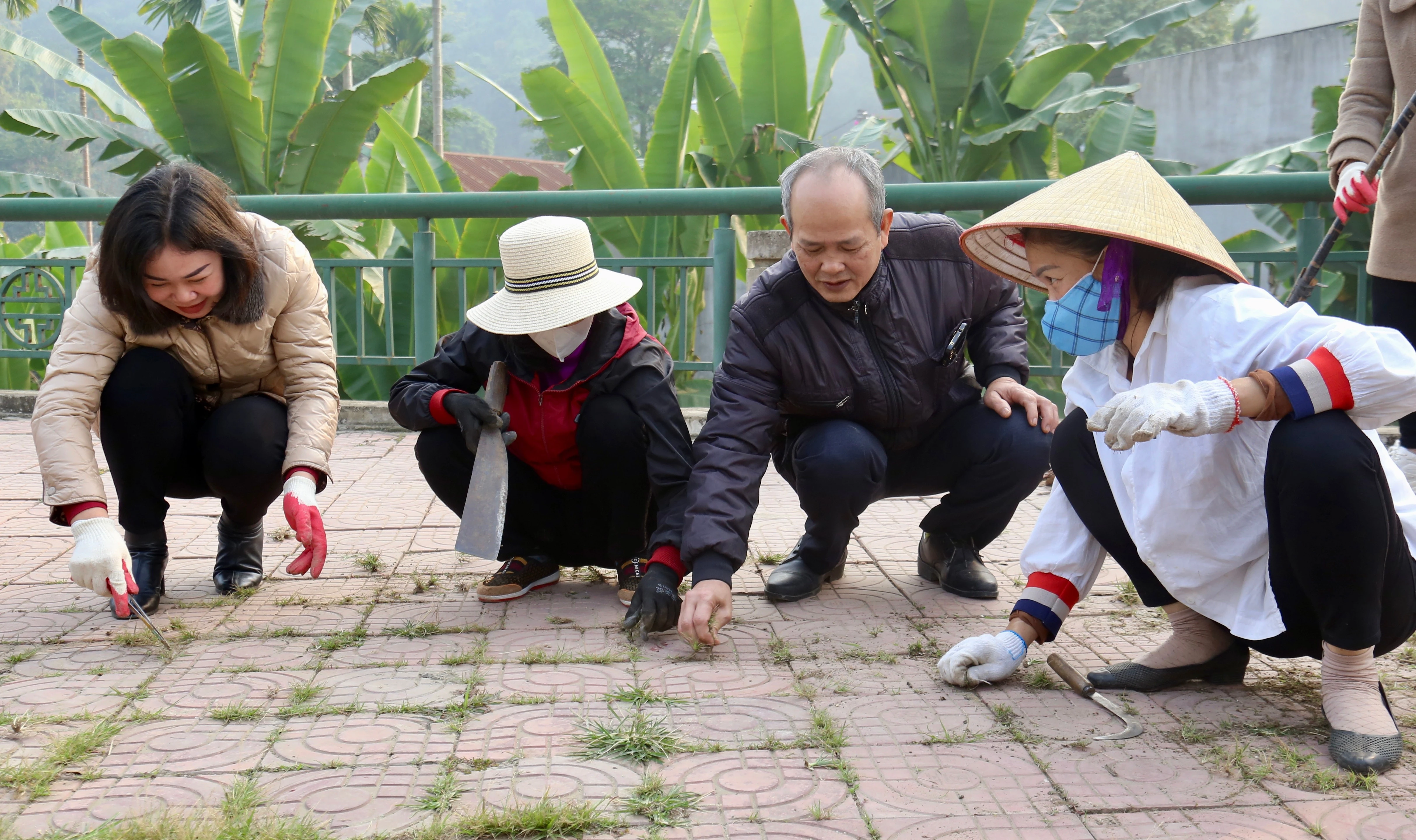 Giáo viên cùng phụ huynh học sinh tích cực hưởng ứng hoạt động.