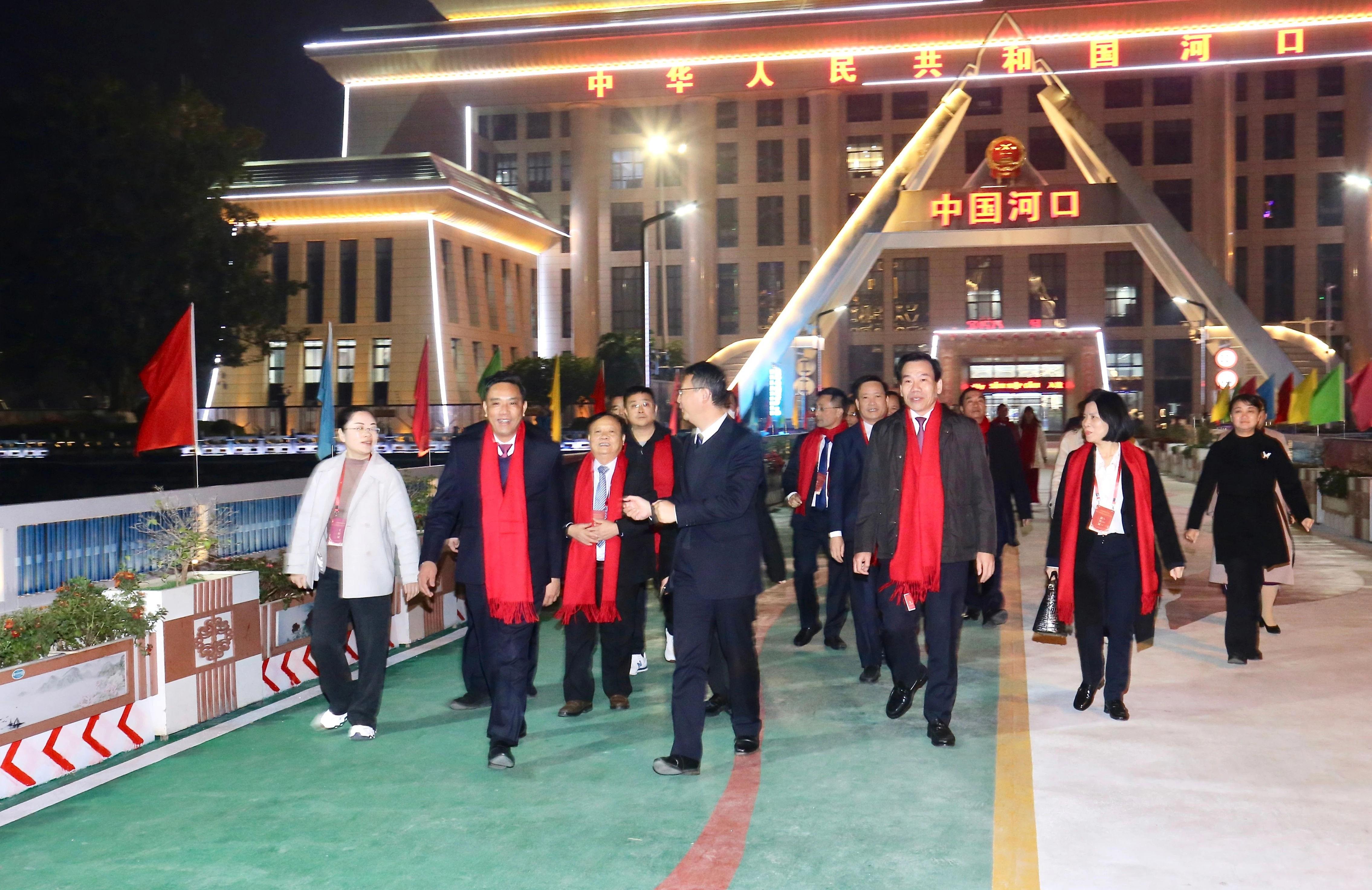 Đoàn đại biểu tỉnh Lào Cai (Việt Nam) do đồng chí Hoàng Giang, Phó Bí thư Tỉnh ủy làm Trưởng đoàn nhập cảnh về nước.