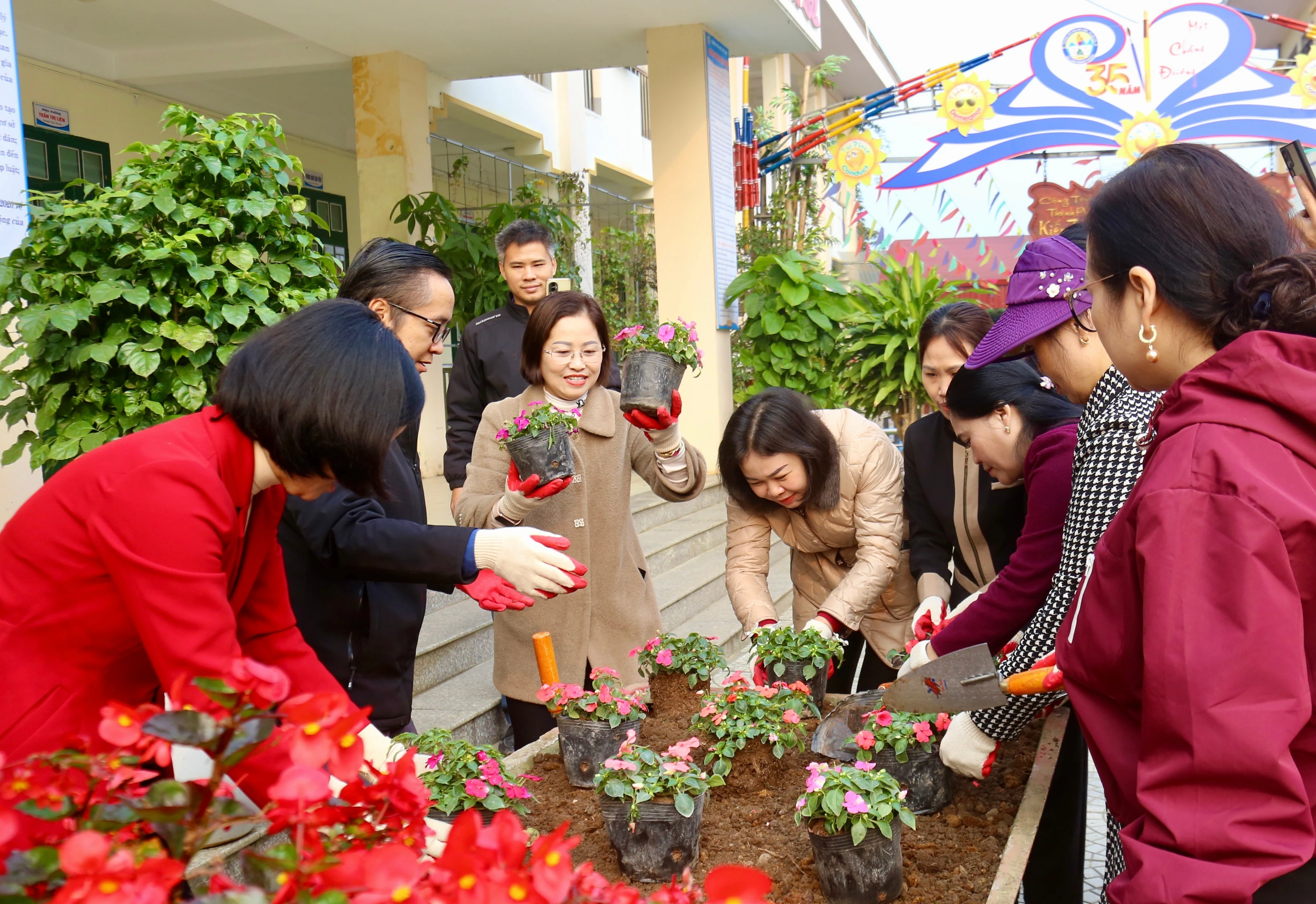 Đại biểu tham gia trồng cây.