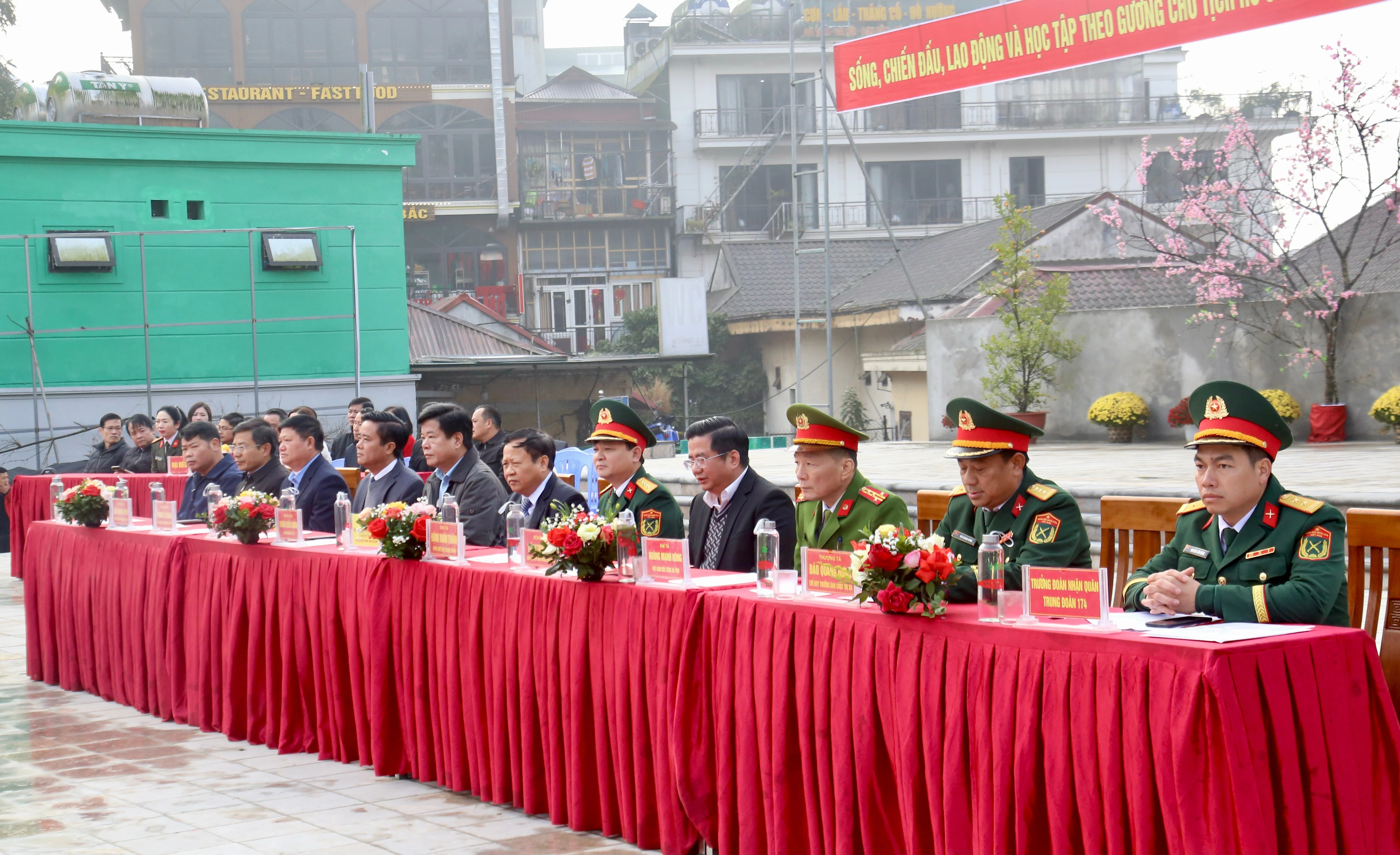 Đại biểu tham dự buổi lễ.