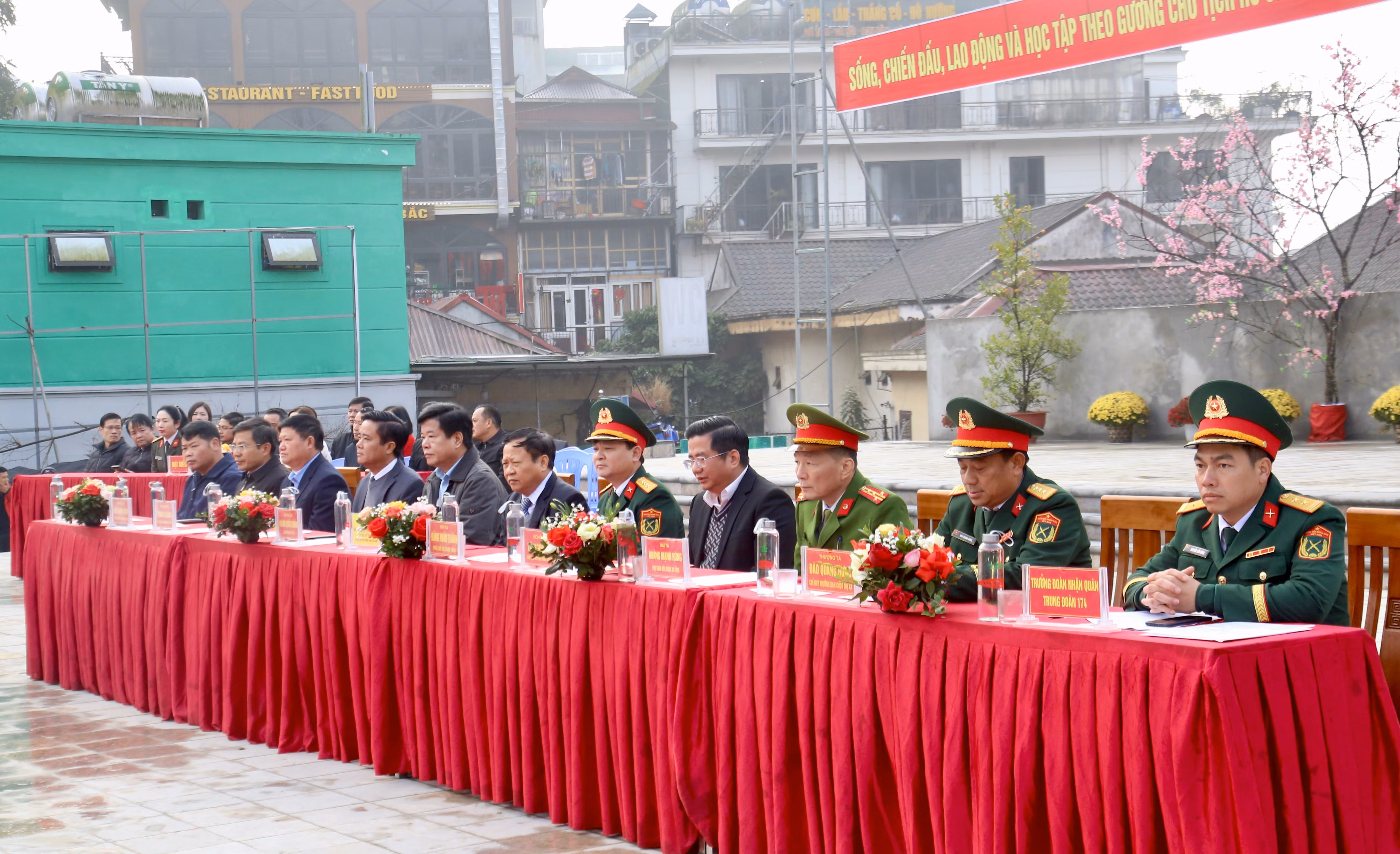 Đại biểu tham dự buổi lễ.