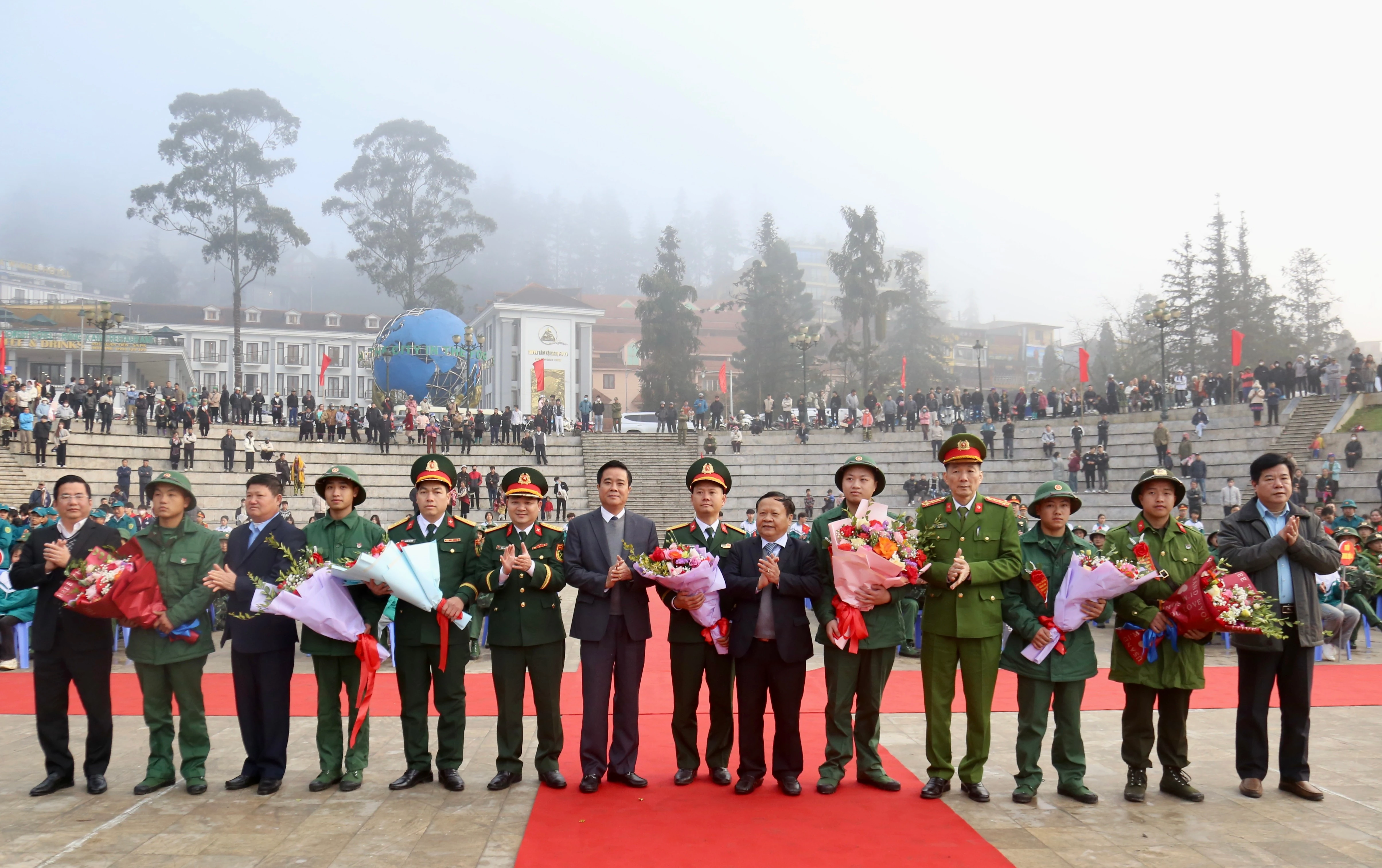 Tặng hoa chúc mừng các tân binh.