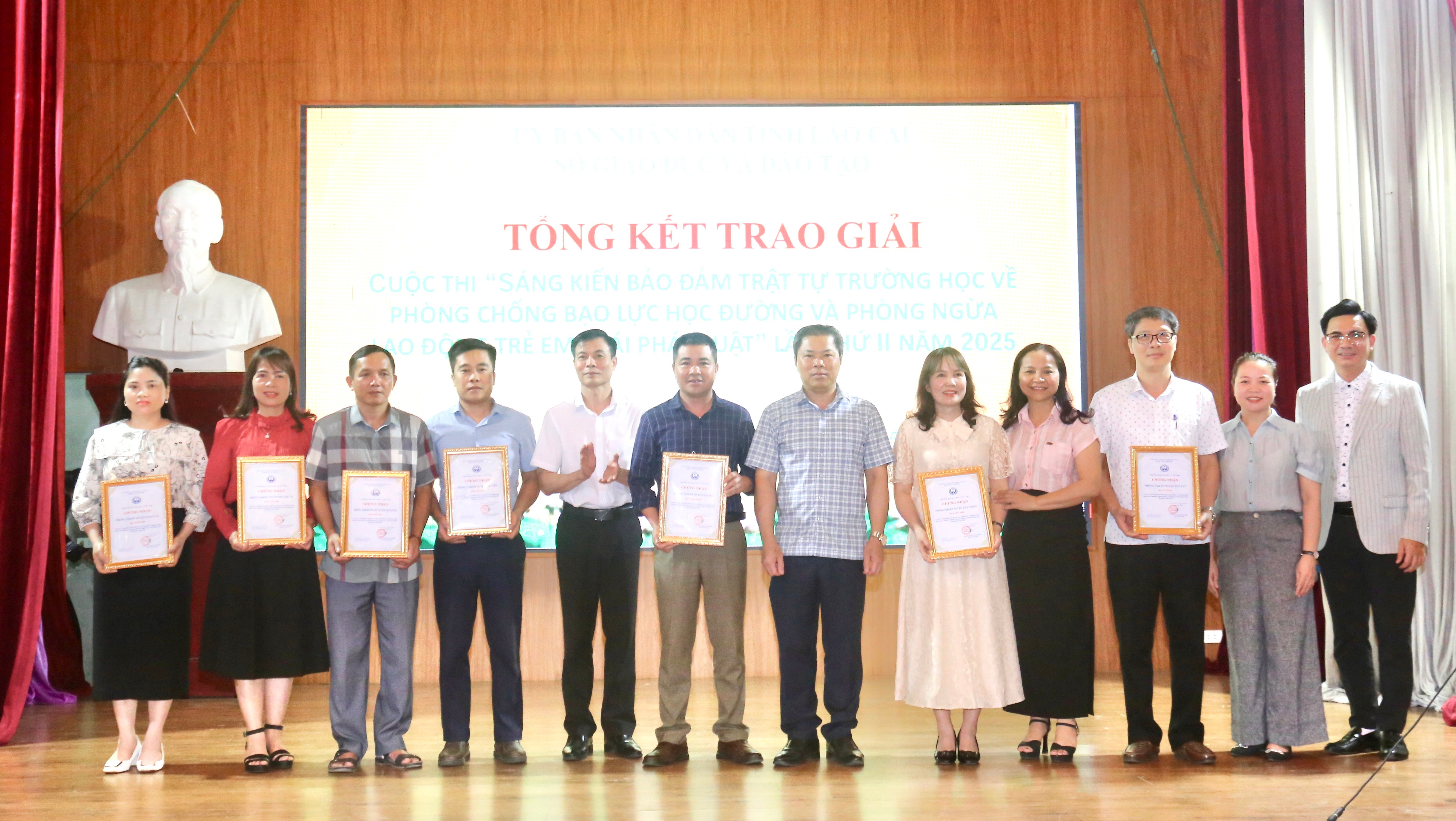 Trao giải toàn đoàn cho Phòng Giáo dục và Đào tạo các huyện, thị xã, thành phố. img-5465.jpg