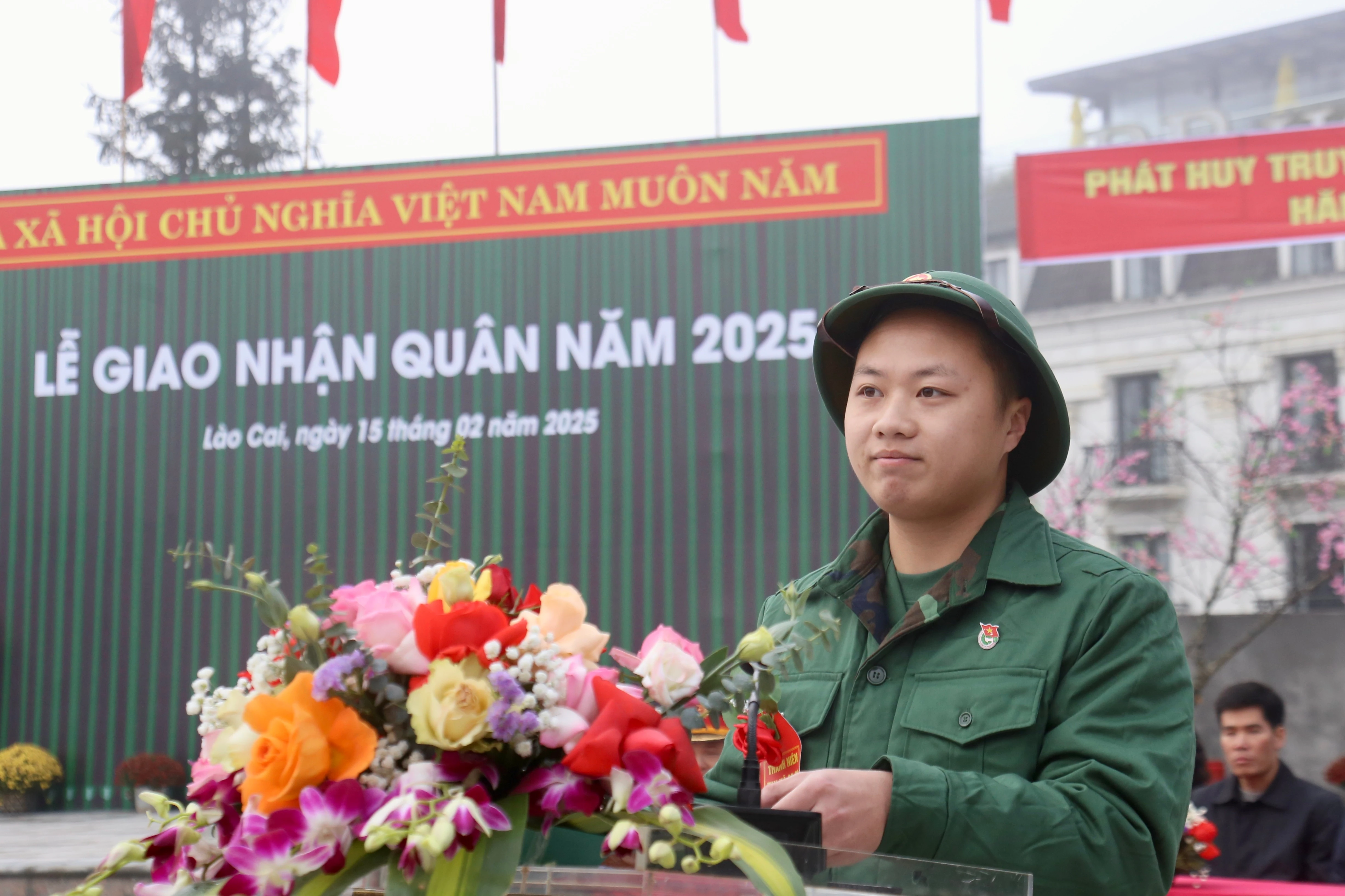 Công dân Nguyễn Thăng Long phát biểu tại buổi lễ.