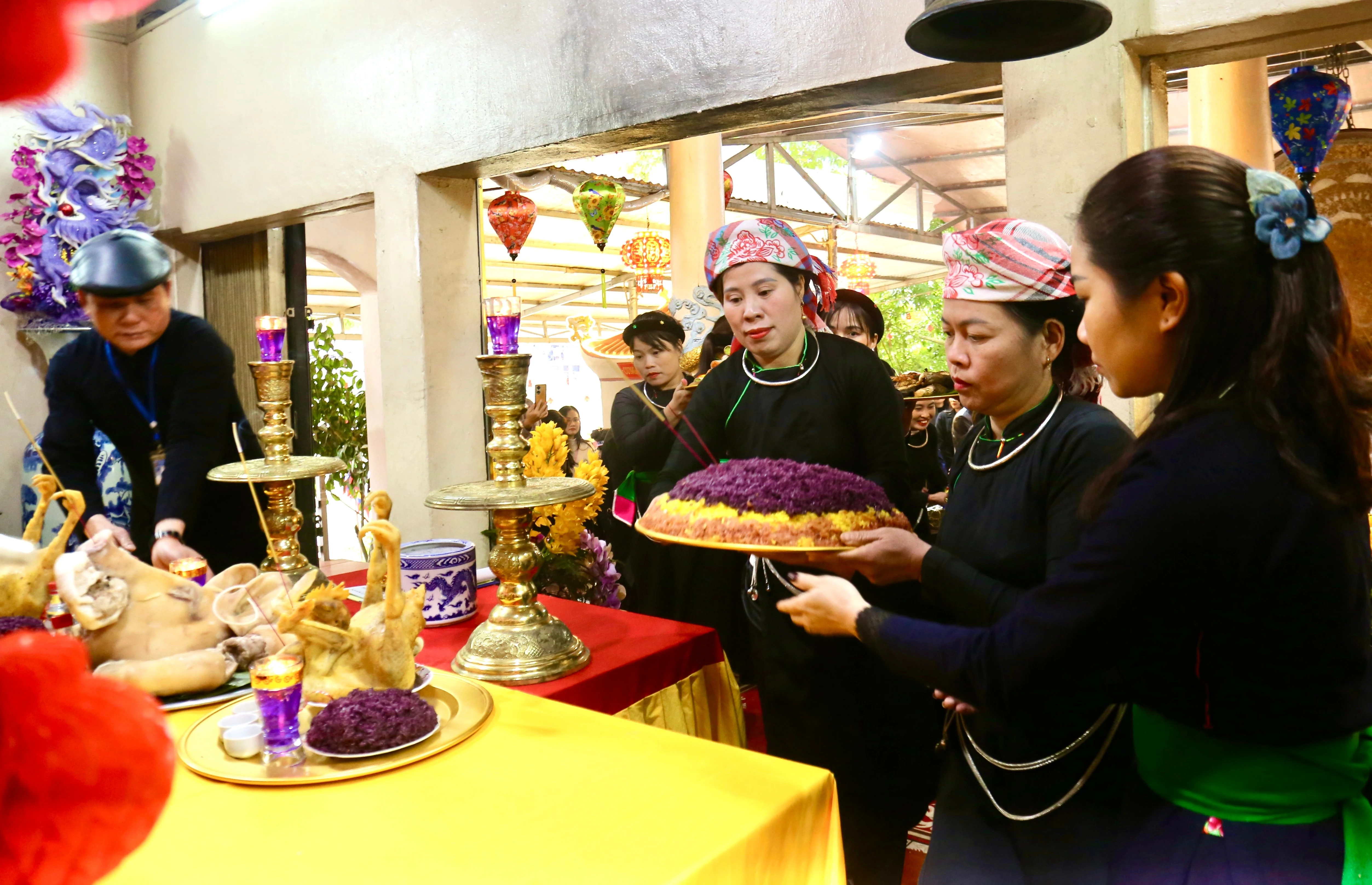 Dâng lễ thờ Thành hoàng làng.