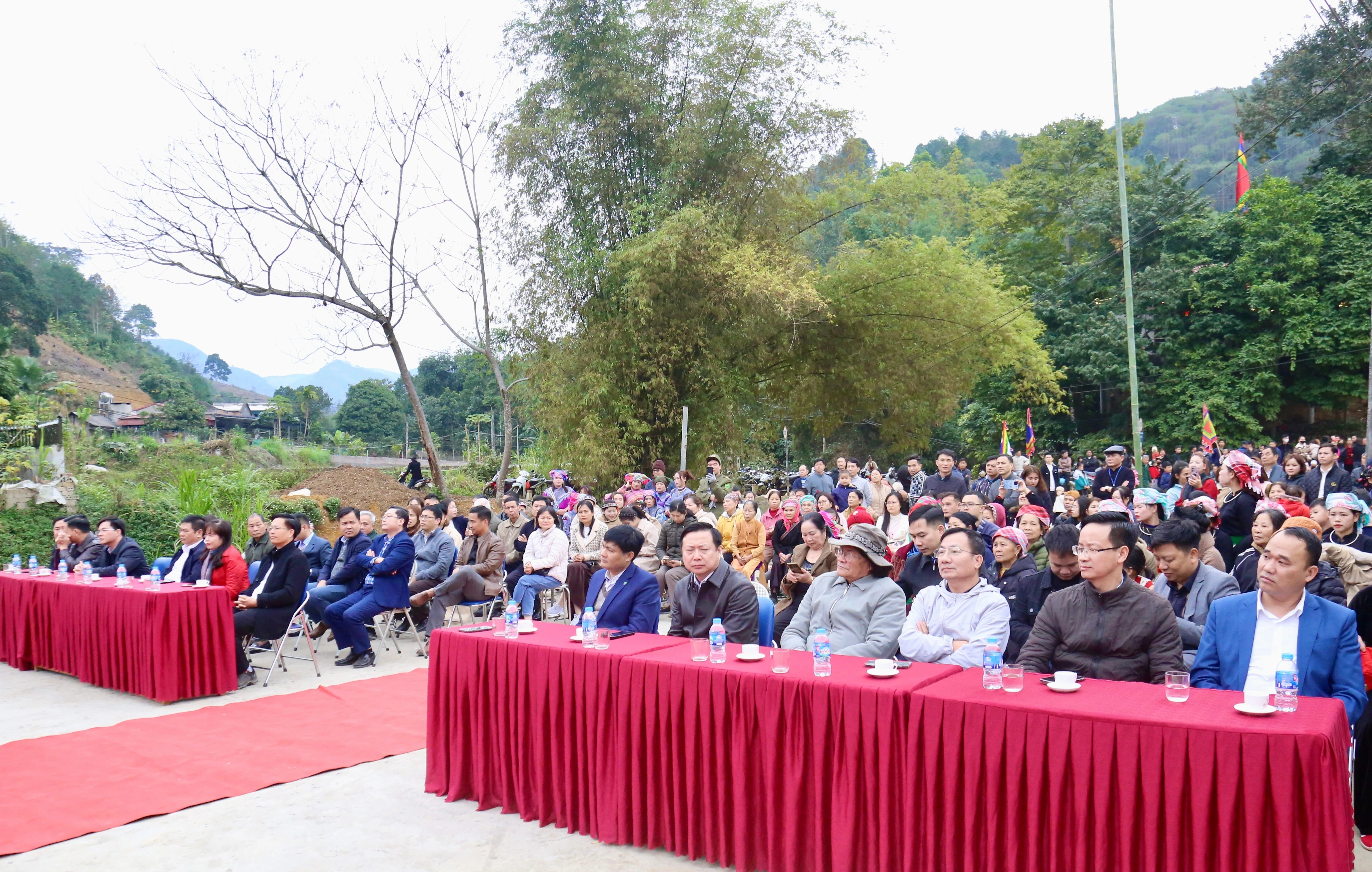 Đại biểu và người dân tham gia lễ hội.