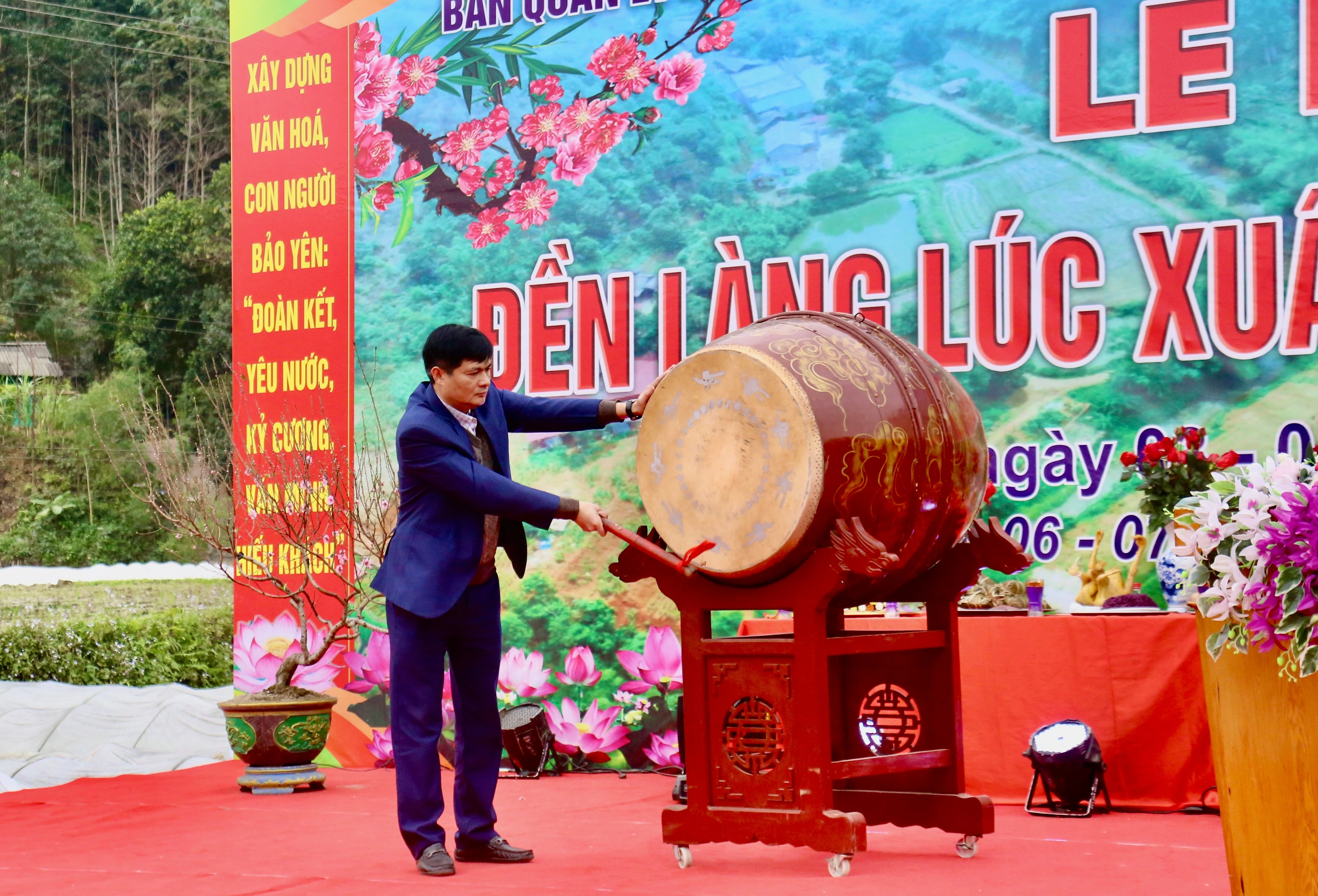 Đánh trống khai hội.