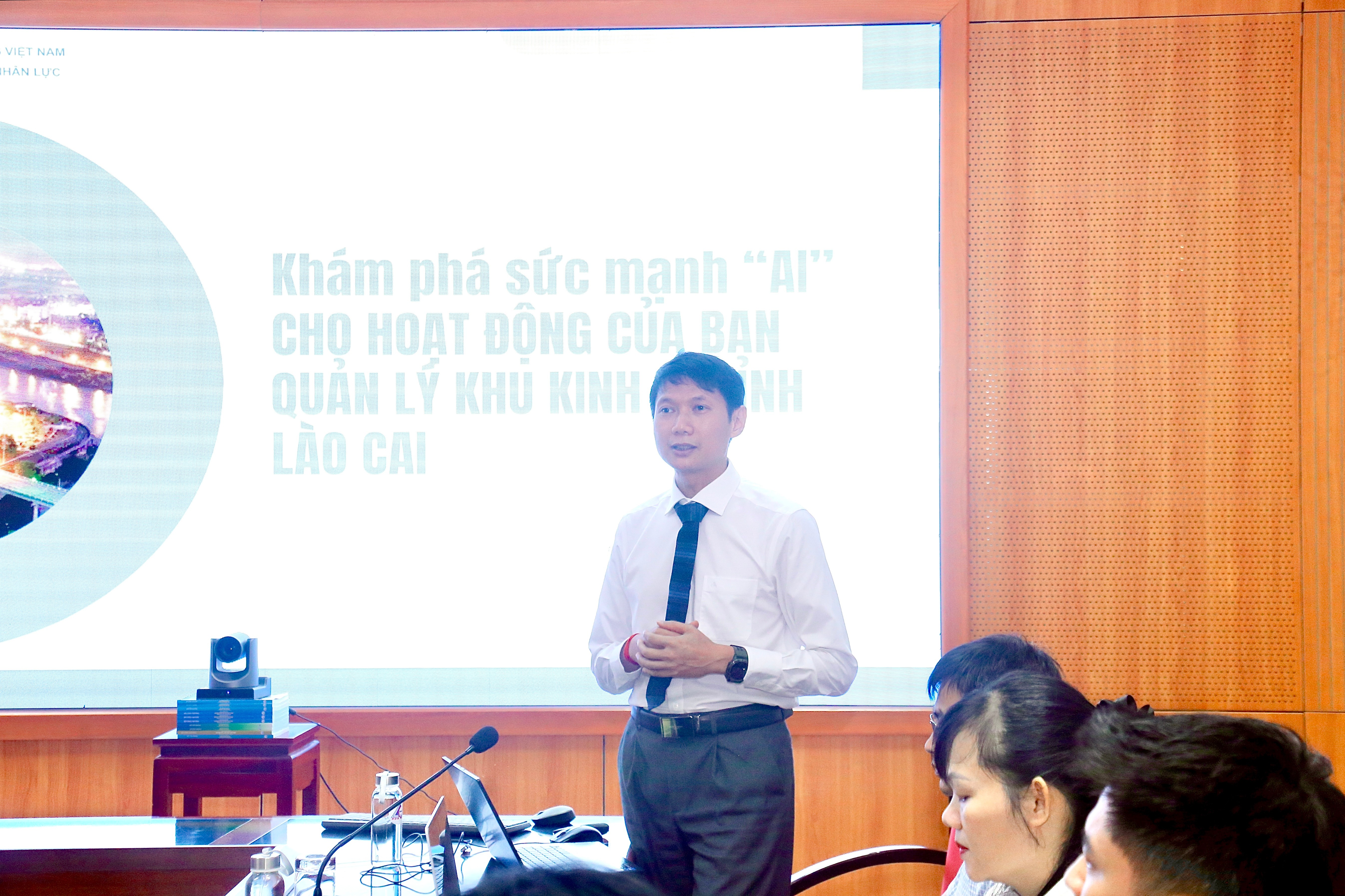 Giảng viên truyền đạt kiến thức về AI. img-0249-3003.jpg