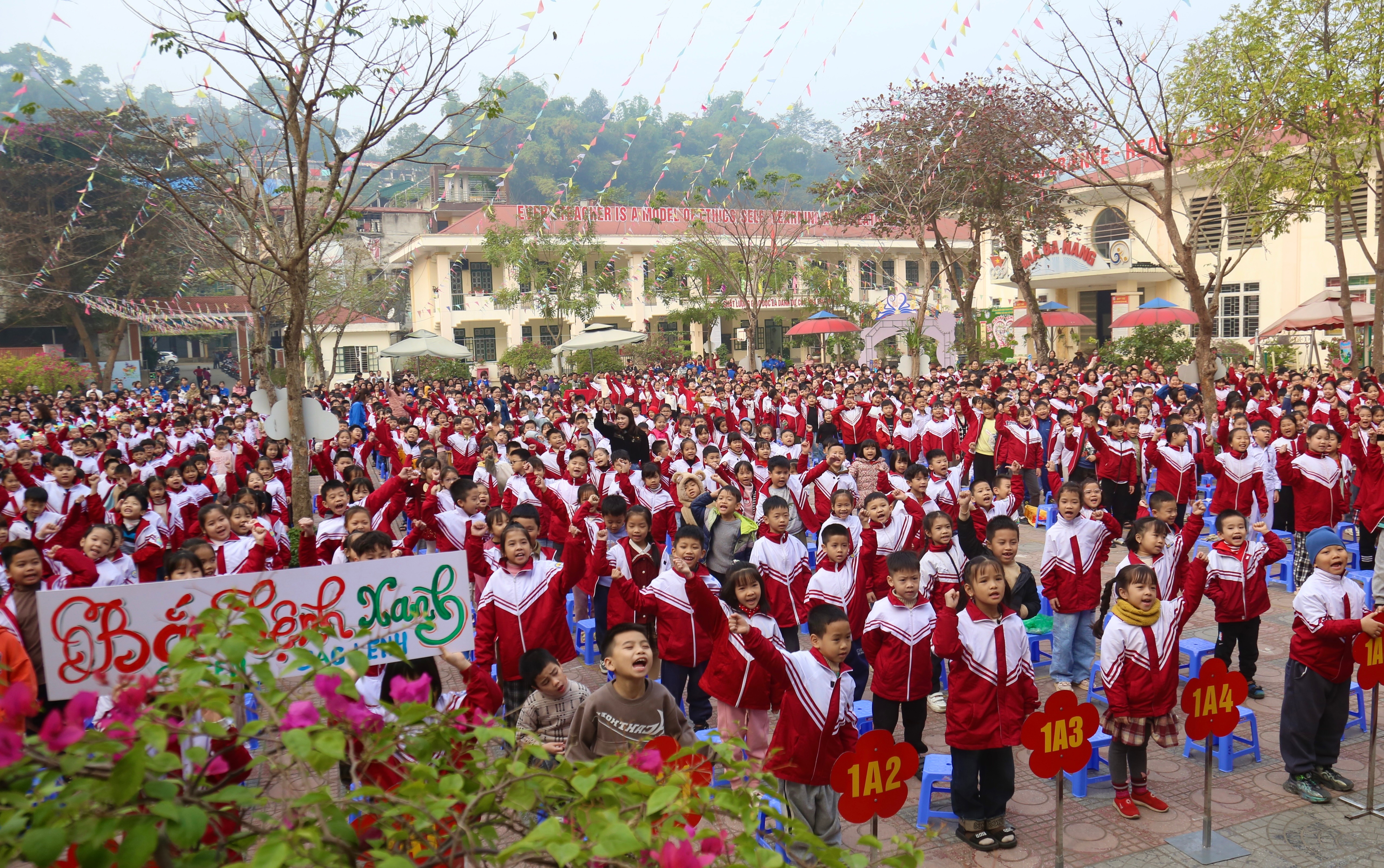 Học sinh hô khẩu hiệu thể hiện sự quyết tâm bảo vệ môi trường. Học sinh hô khẩu hiệu thể hiện sự quyết tâm bảo vệ môi trường.
