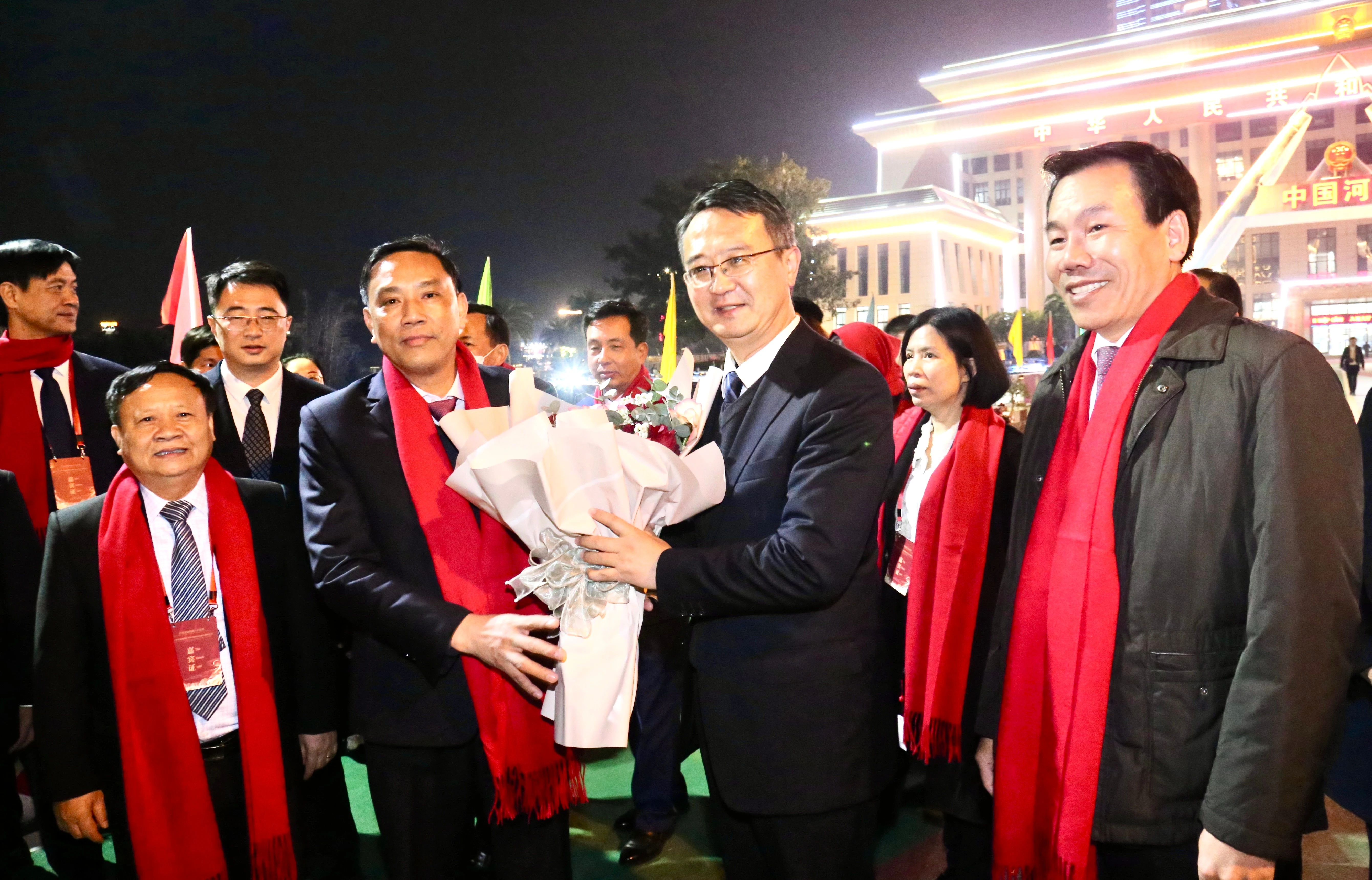 Phó Bí thư Tỉnh ủy Hoàng Giang cảm ơn phía nước bạn Trung Quốc đã tiễn Đoàn đại biểu tỉnh Lào Cai.