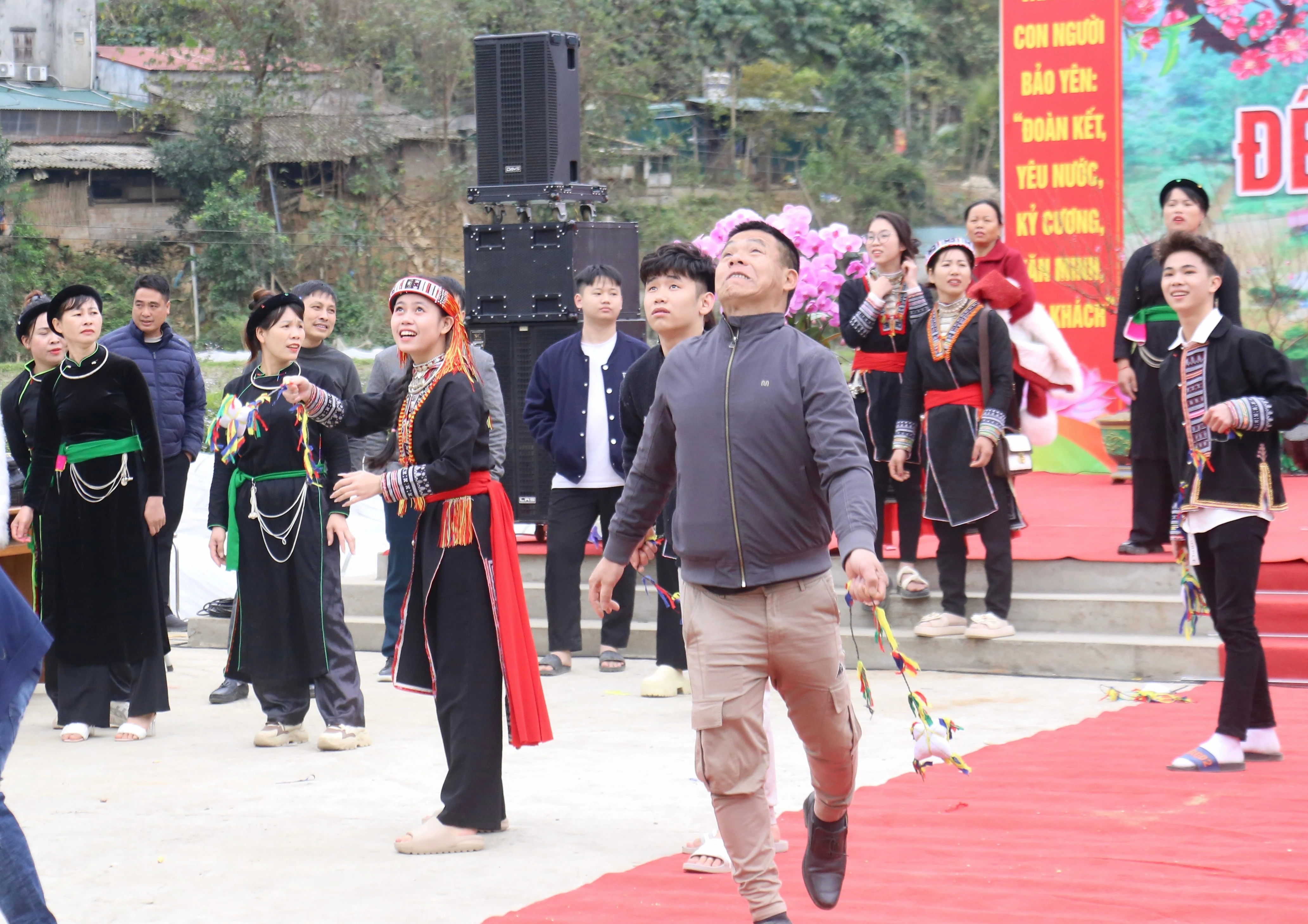 Người dân và du khách tham gia trò chơi ném còn.