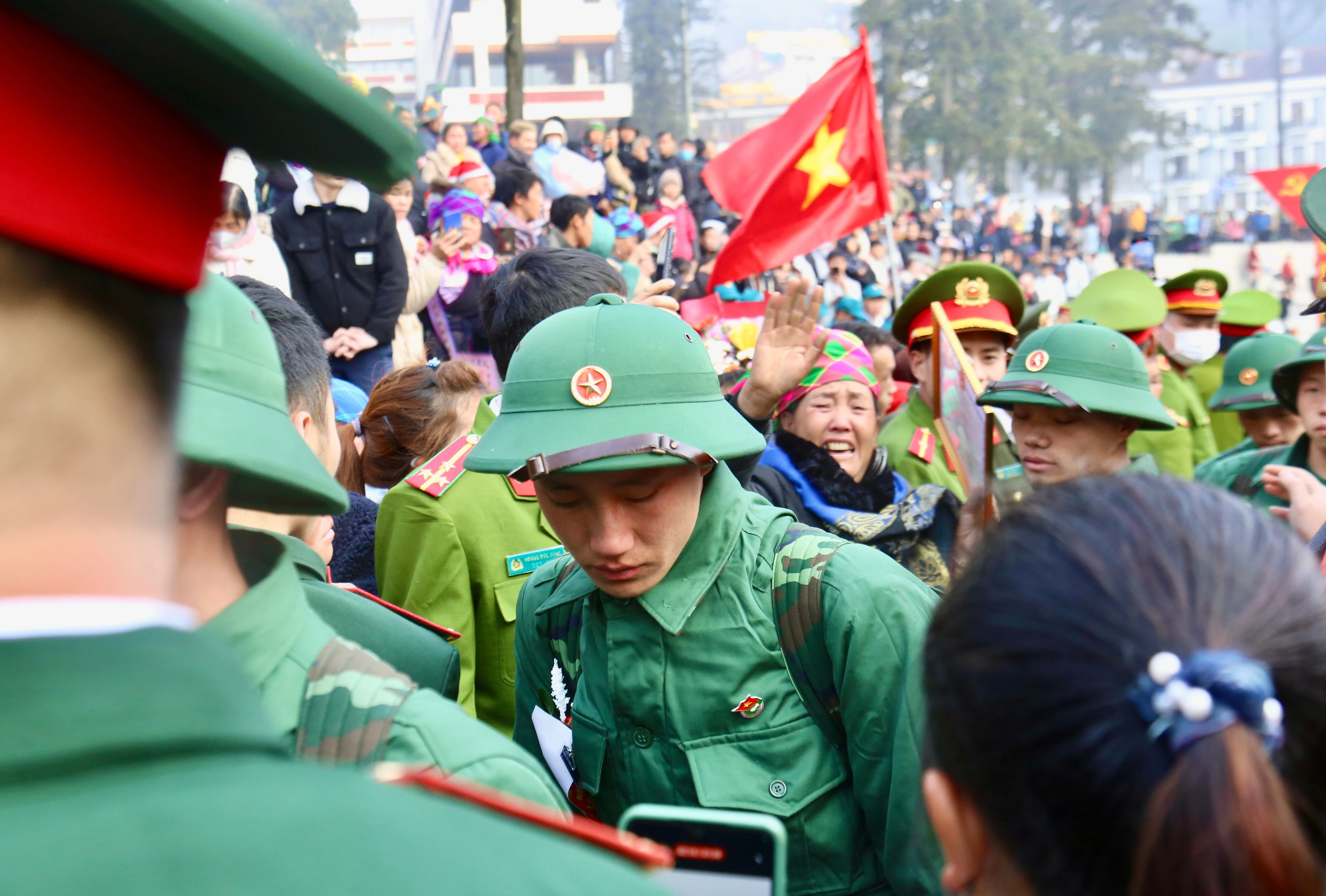 Nhiều tân binh nghẹn ngào chia tay người thân trước giờ lên đường nhập ngũ.