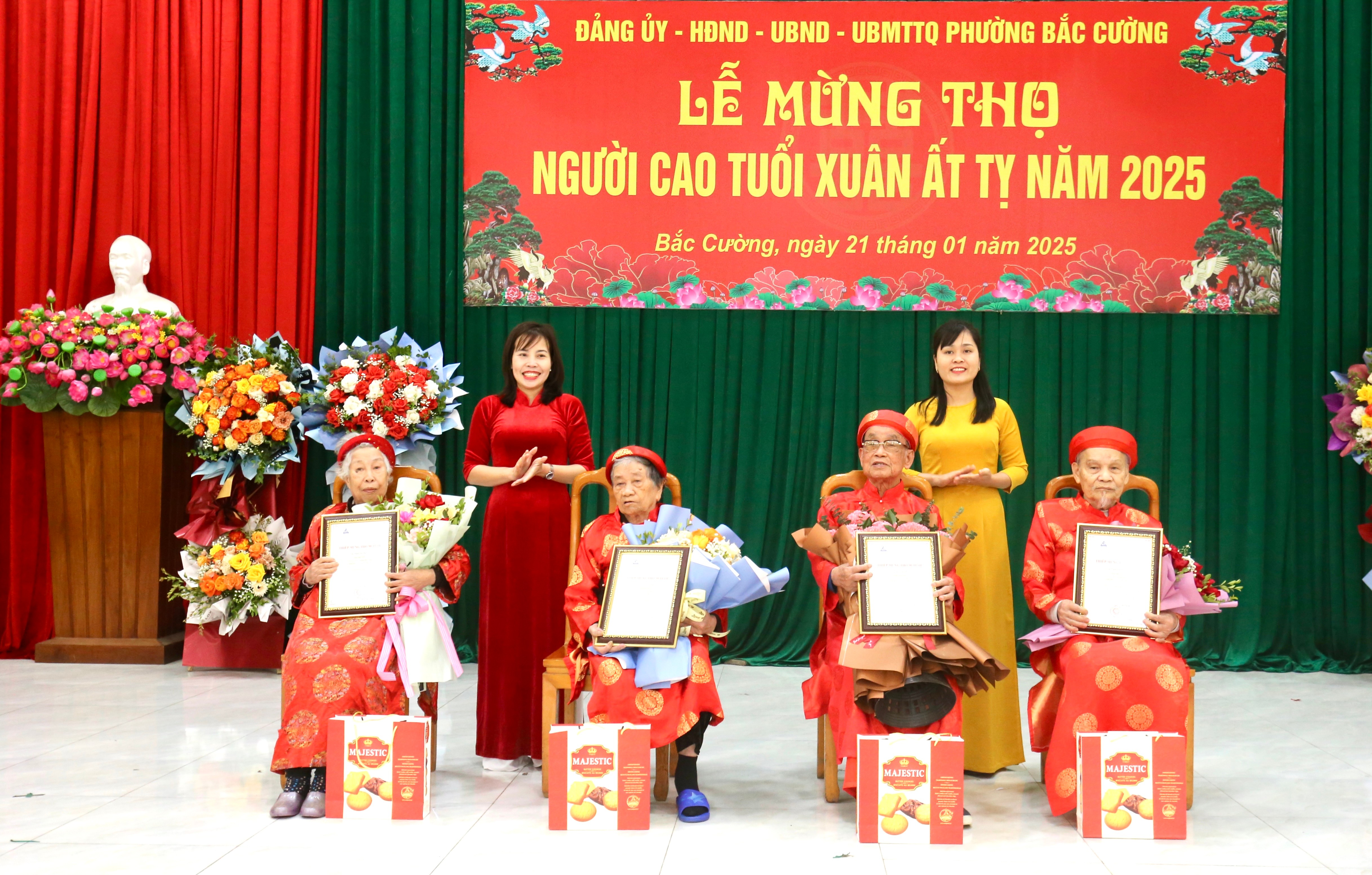 Tặng quà và hoa chúc mừng các cụ được mừng thọ. img-0585.jpg