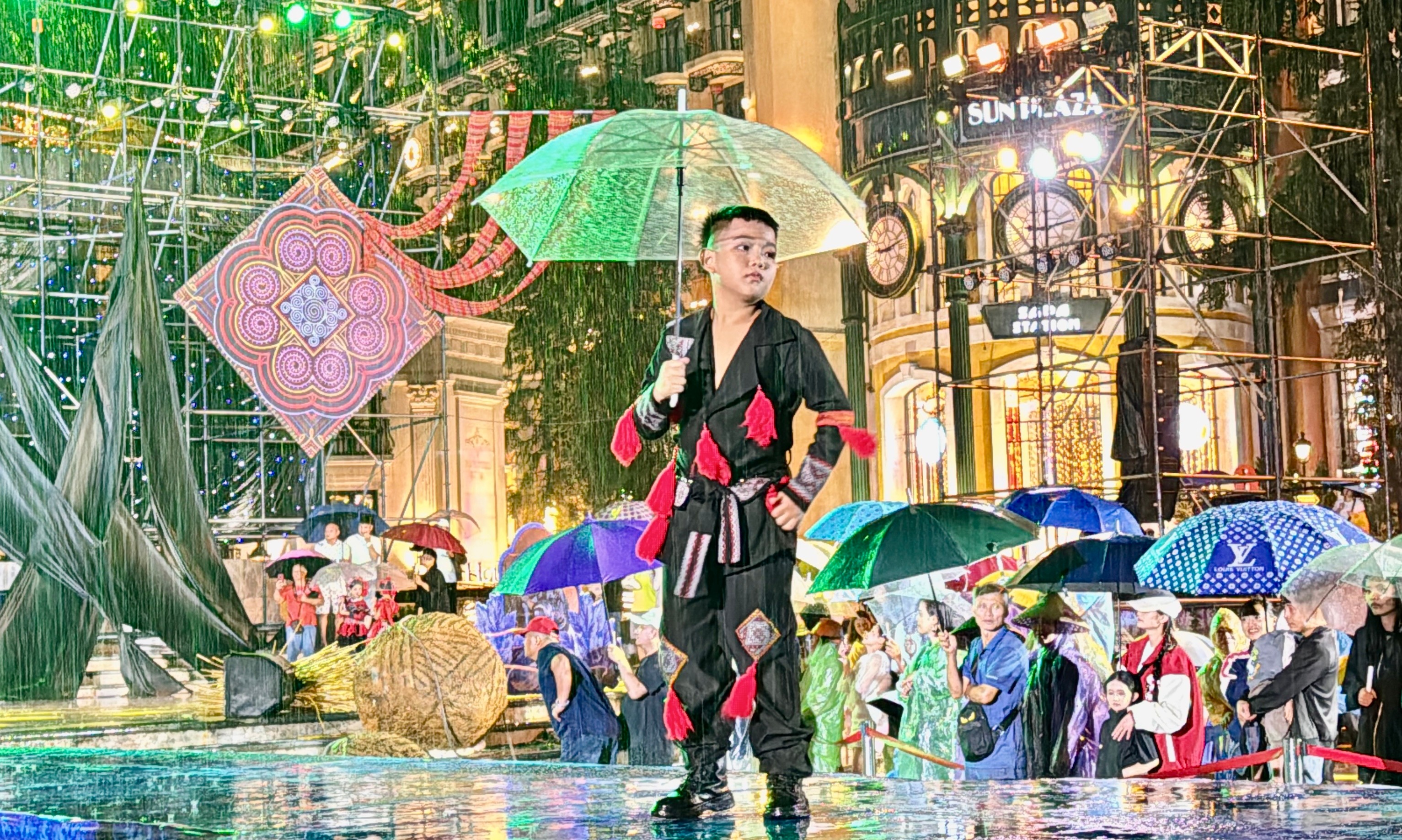 Trình diễn bộ sưu tập “Bóng đỏ núi thiêng”. img-6521.jpg