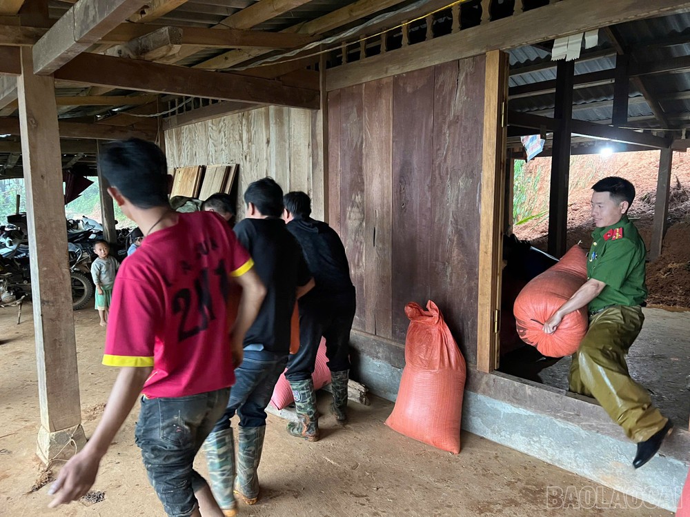 Công an phường Sa Pa giúp dân di chuyển tài sản đến nơi an toàn. img-7560.jpg