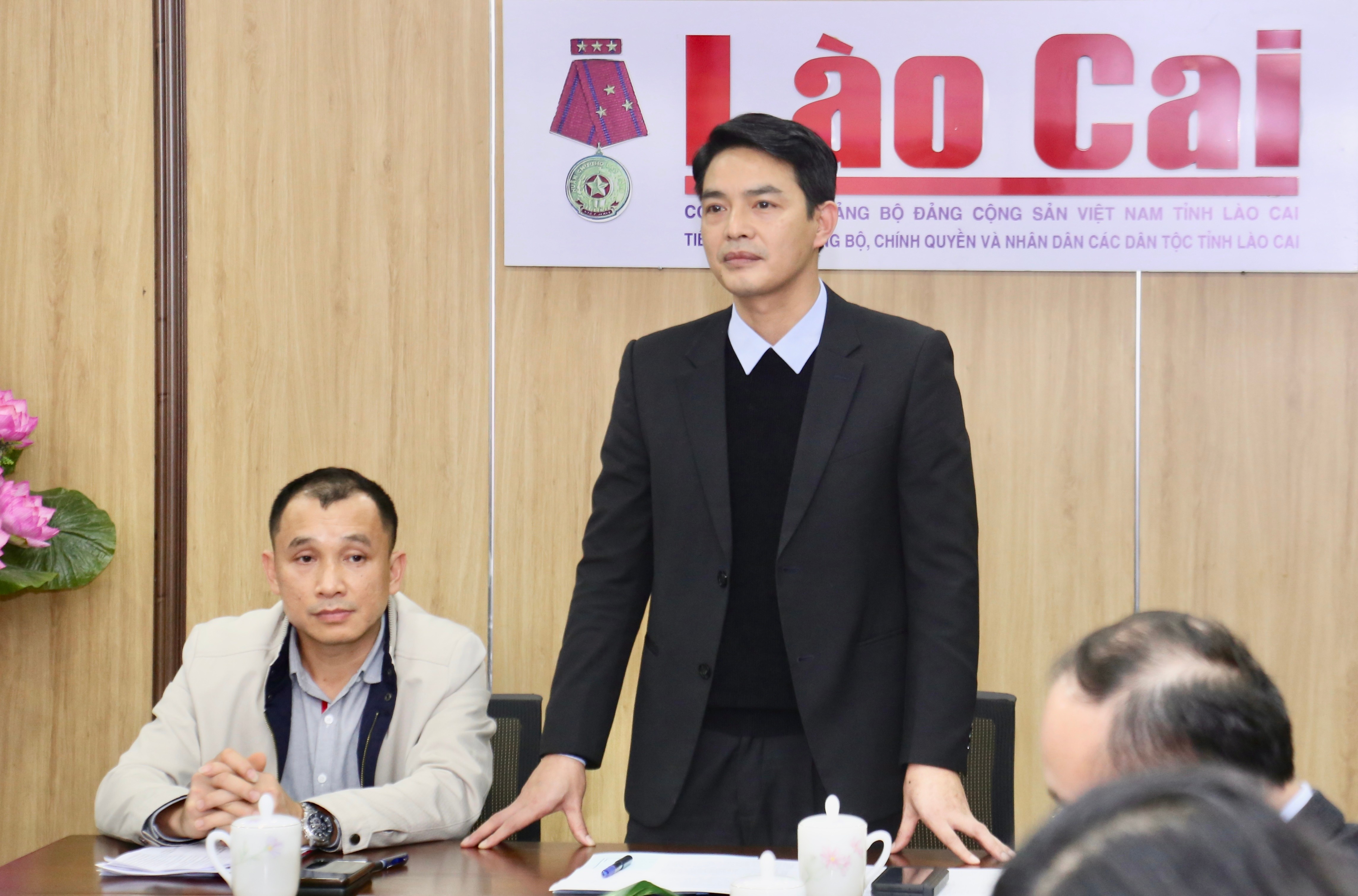 Lãnh đạo Báo Lào Cai - Trưởng Khối thi đua năm 2024 phát biểu tại hội nghị. img-9897.jpg