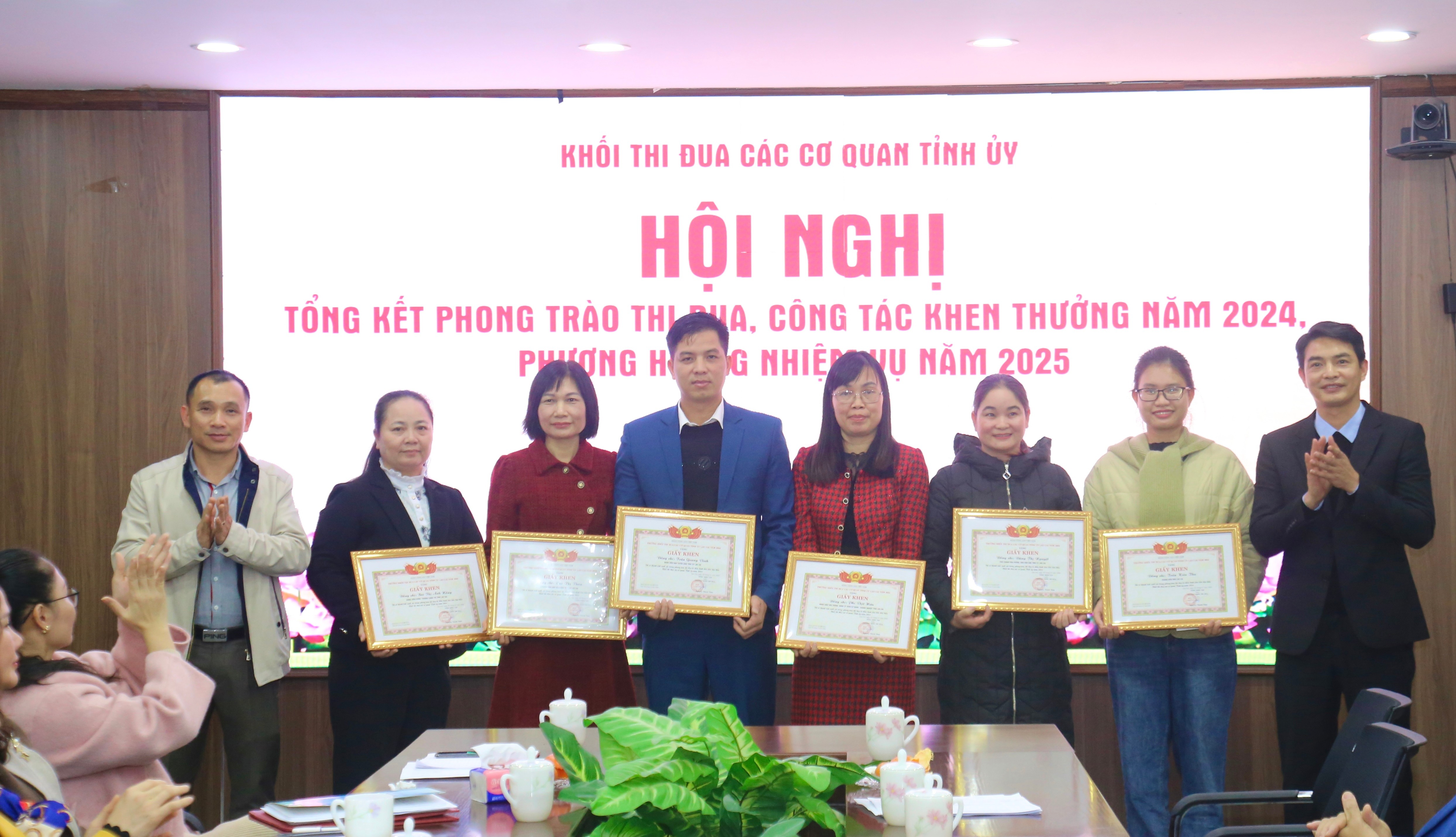 Khen thưởng các cá nhân có thành tích xuất sắc. img-9951.jpg