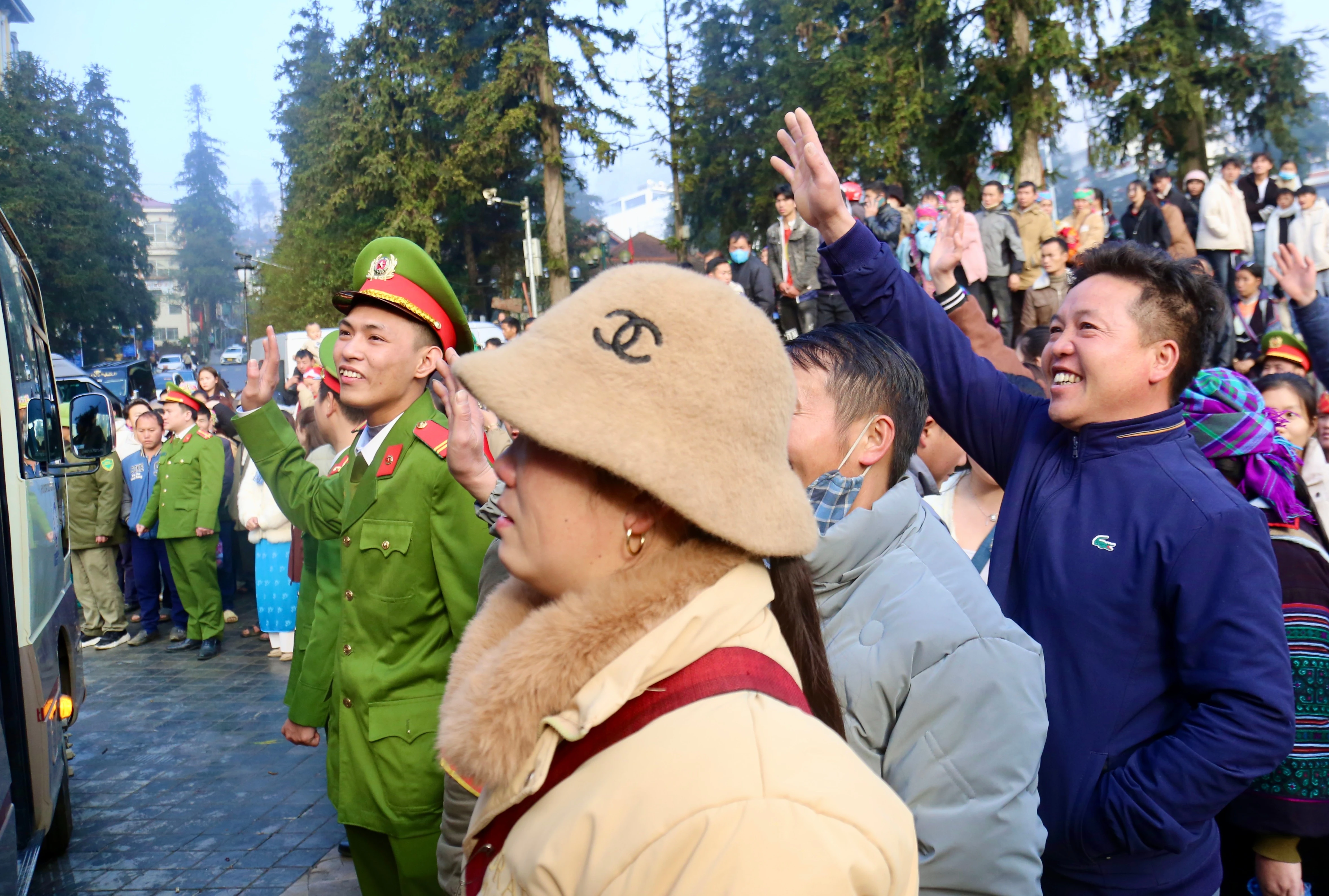 Người thân tiễn tân binh.