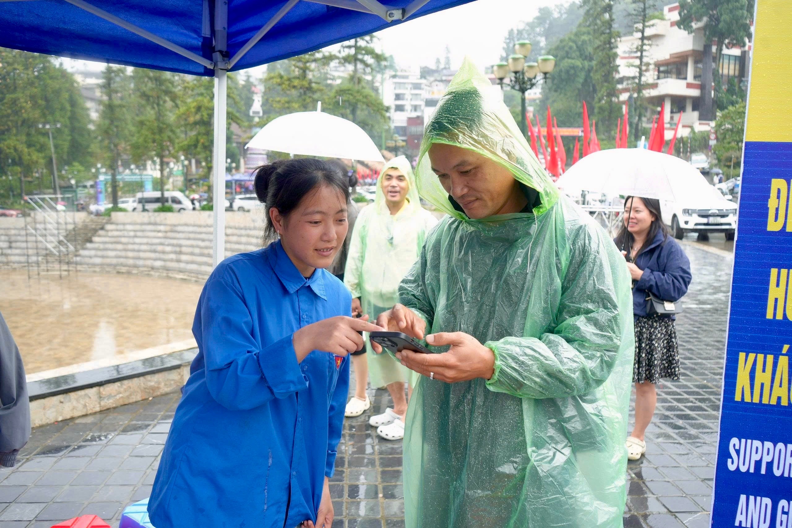 Lực lượng thanh niên tình nguyện luôn túc trực, sẵn sàng hỗ trợ du khách. img-7108.jpg