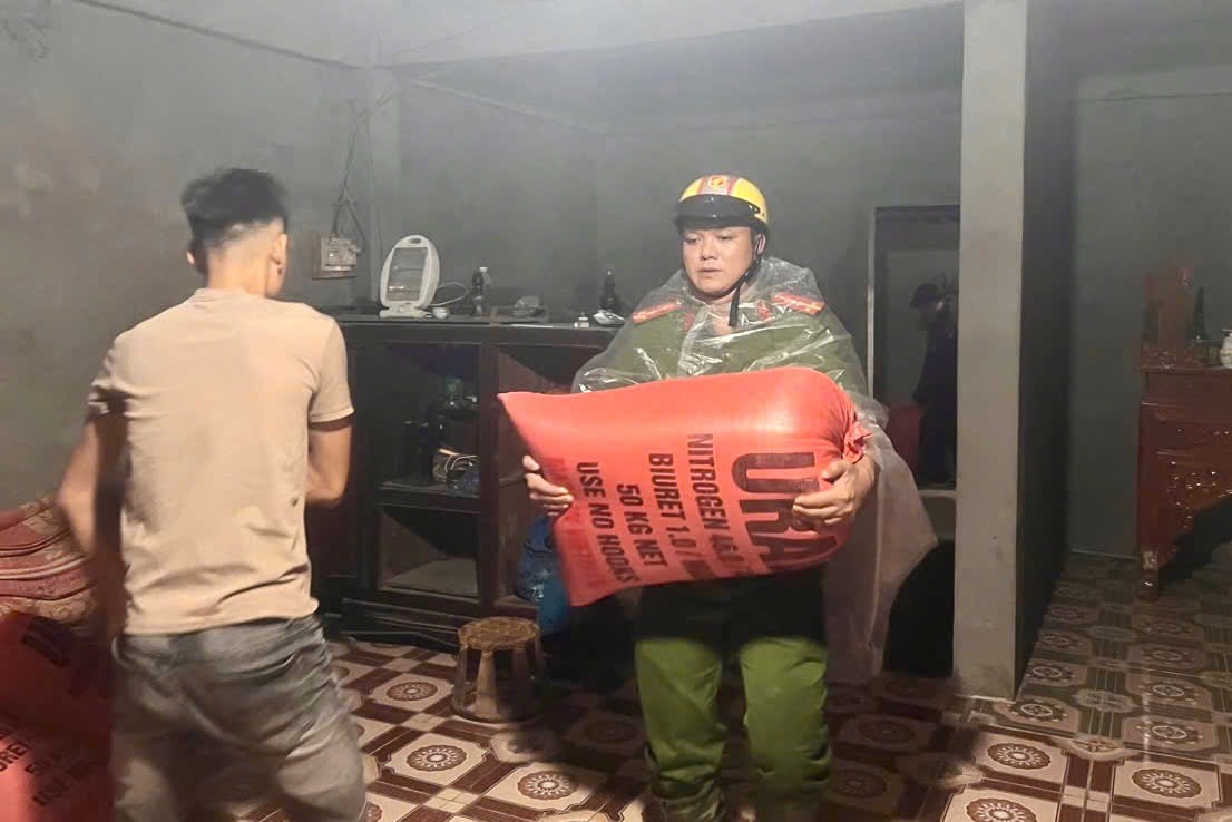 Lực lượng chức năng cứu giúp tài sản cho Nhân dân. img-7616.jpg