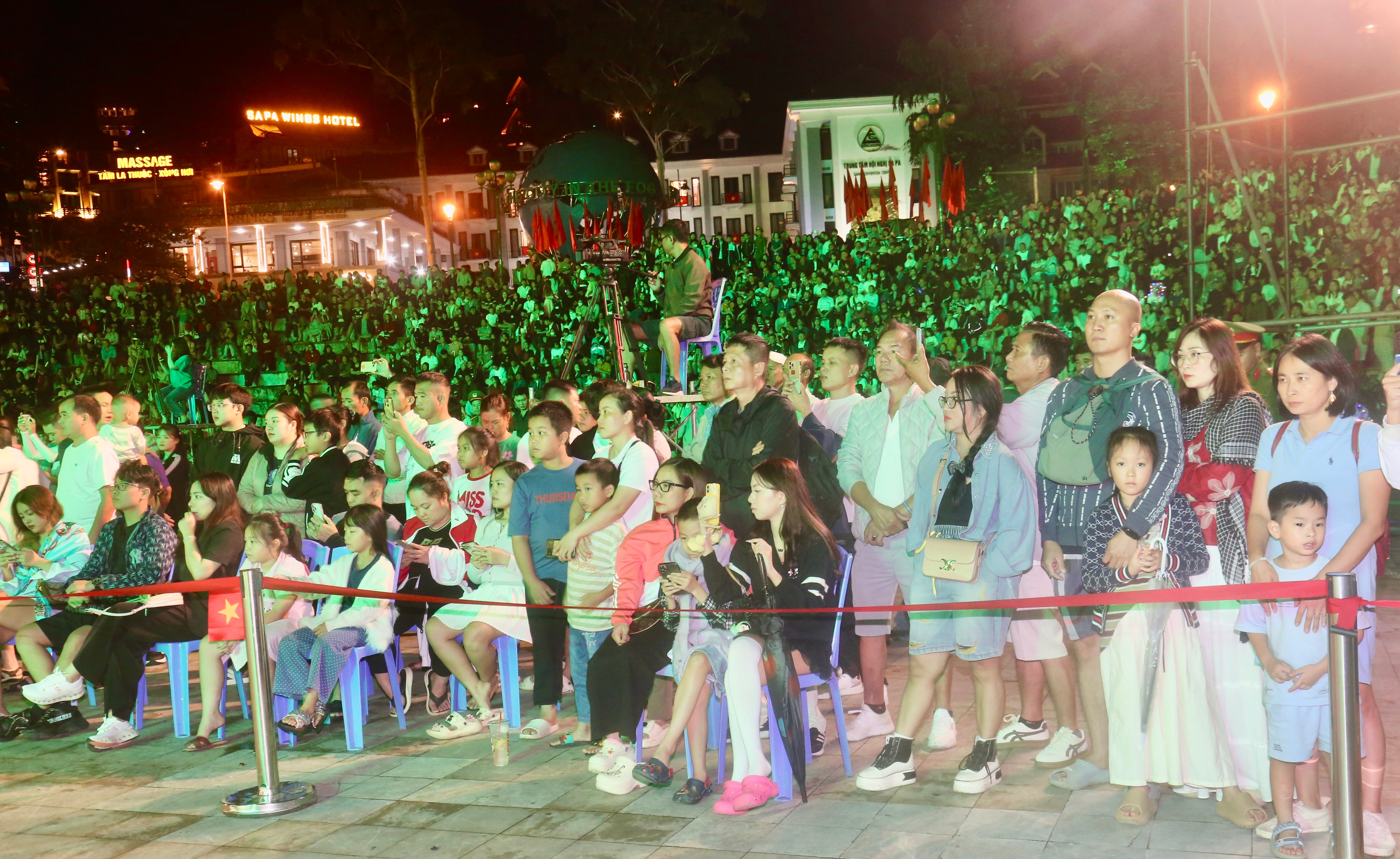 Không khí của chương trình nghệ thuật trở nên sôi động nhờ sự cổ vũ nhiệt tình của đông đảo du khách và người dân. img-5935.jpg