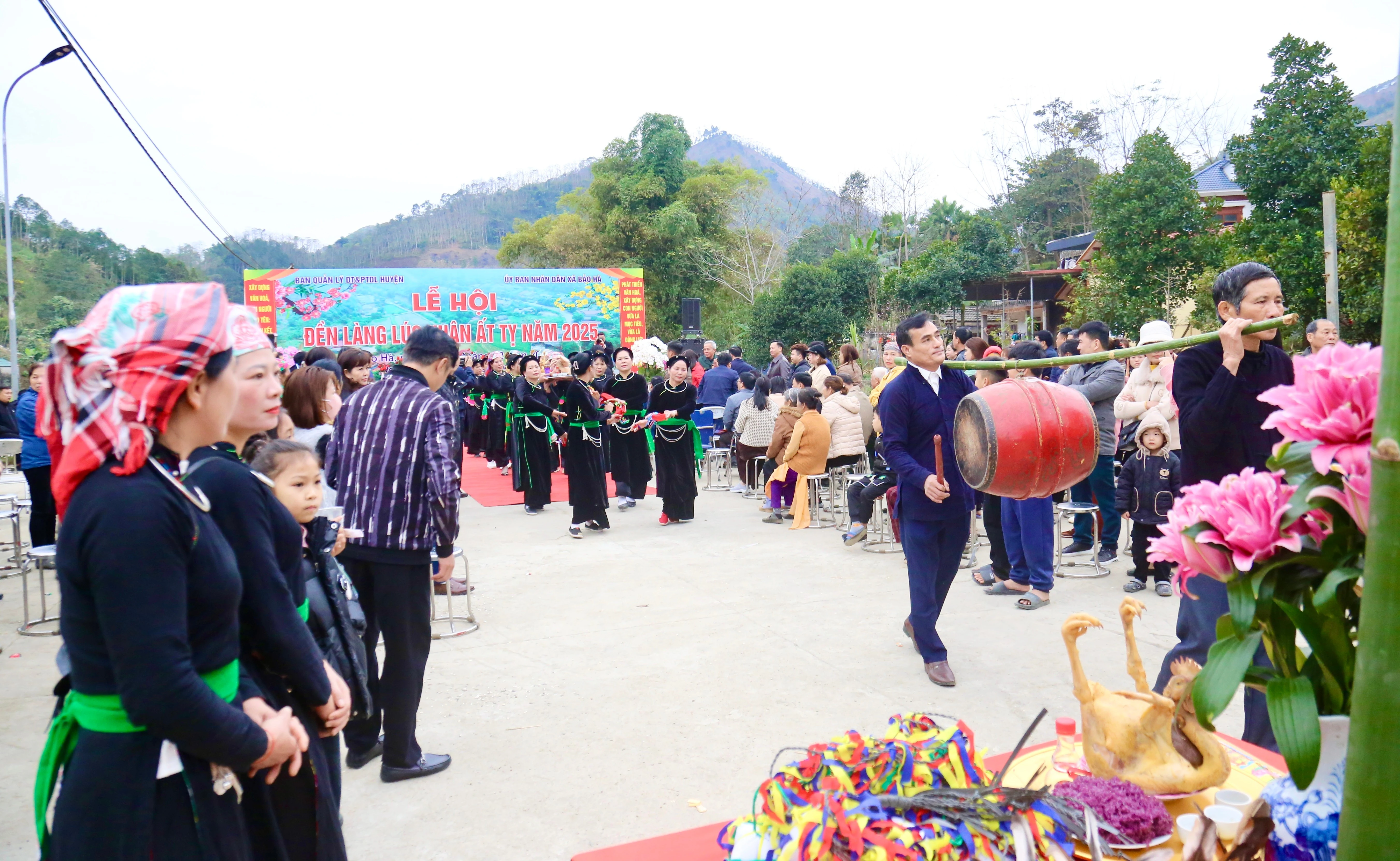 Rước kiệu, lễ vật về nội tự di tích đền Làng Lúc.