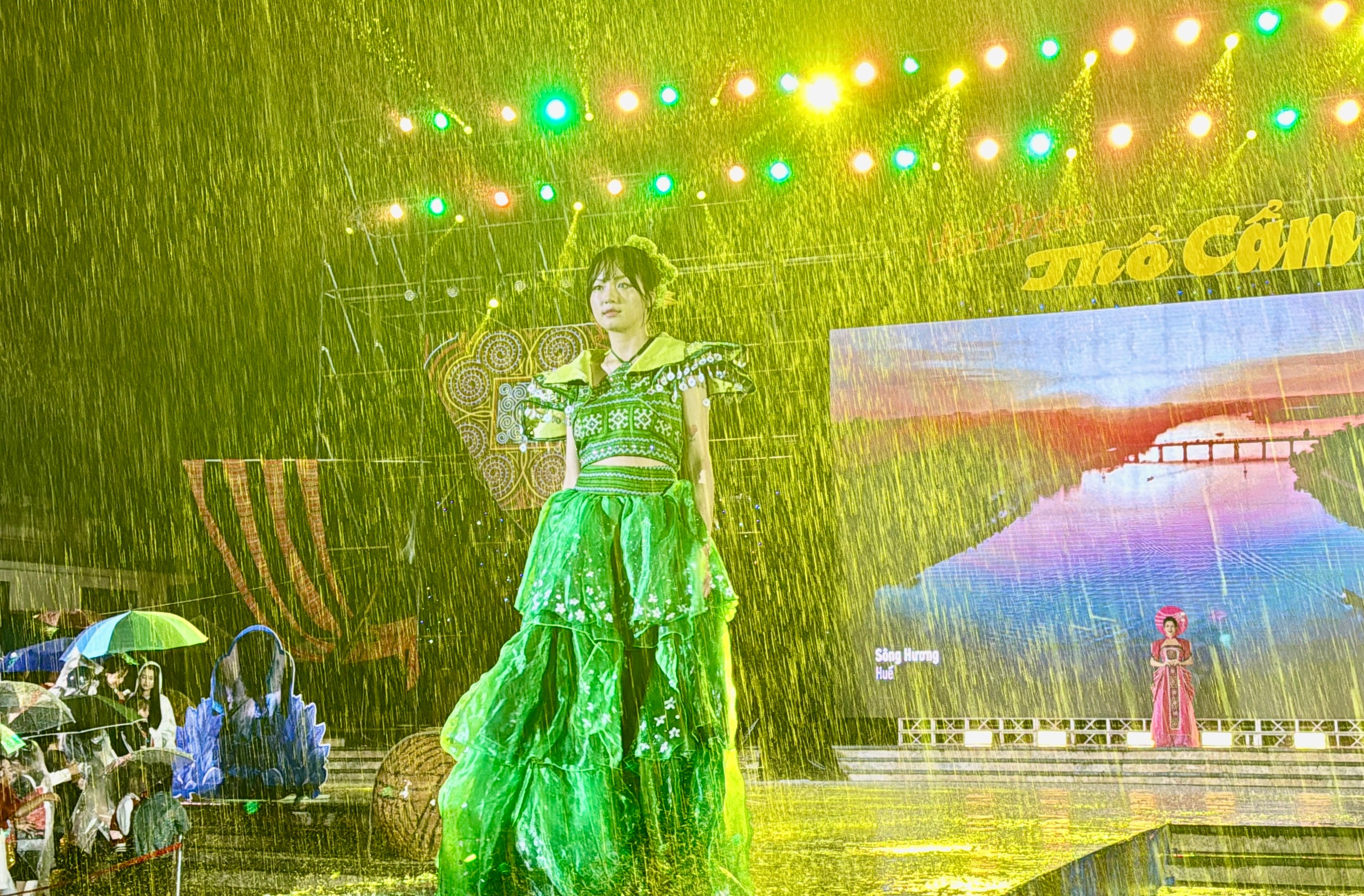 Màn catwalk của Top 5 Hoa khôi Du lịch Tây Bắc 2023 Cồ Phương Anh. img-6101.jpg
