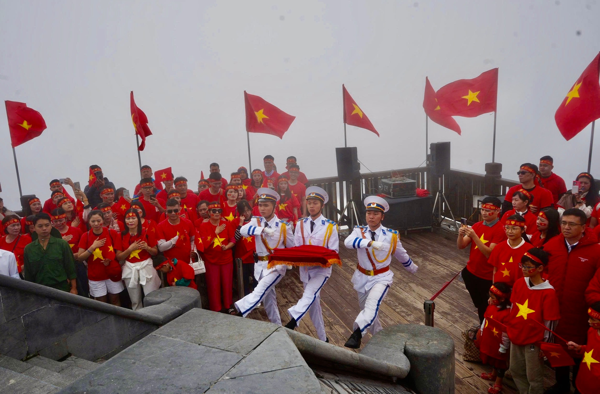 Lễ thượng cờ trên đỉnh Fansipan. img-7120.jpg