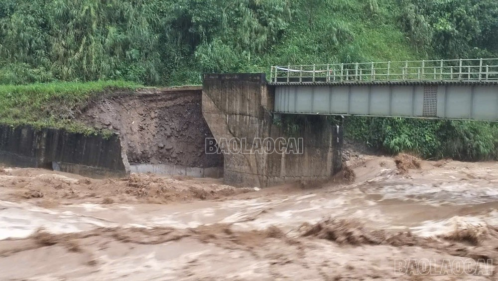 40m bờ kè suối Thia tại tổ dân phố Nà Đường, phường Cầu Thia bị sạt lở. baolaocai-c_img-7549.jpg