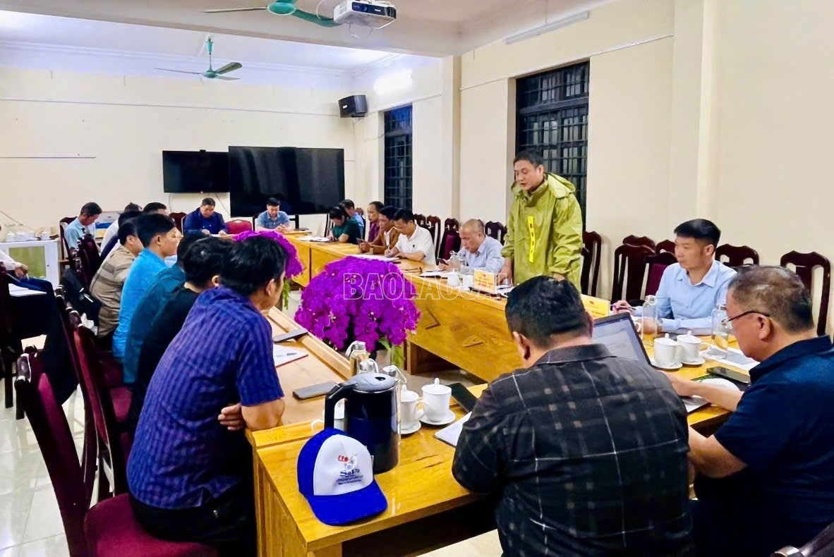Tối 29/9, Mường Bo họp khẩn trong đêm triển khai các biện pháp ứng phó với mưa lũ. baolaocai-c_img-7613.jpg