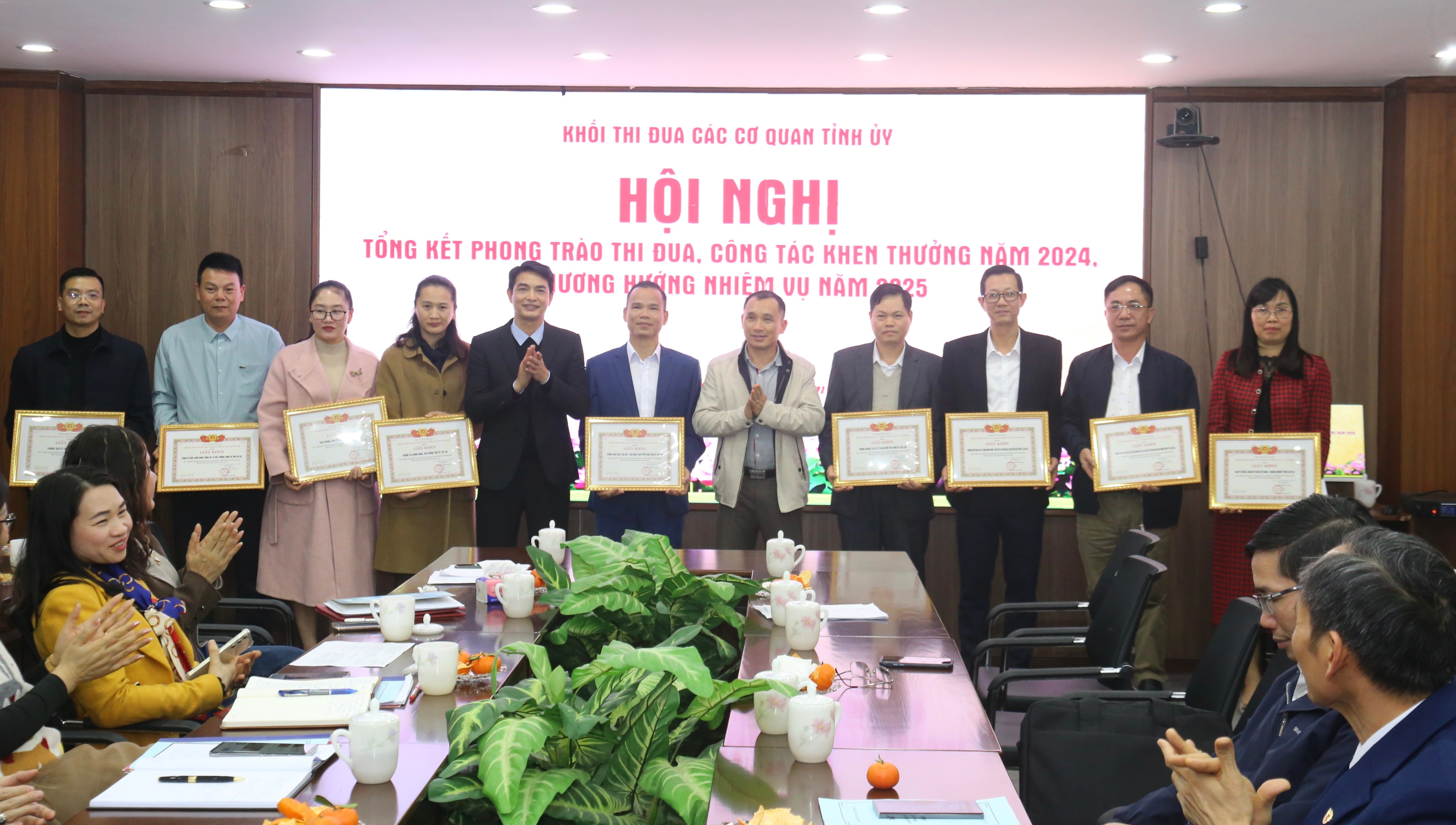 Khen thưởng các tập thể có thành tích xuất sắc. img-9956.jpg
