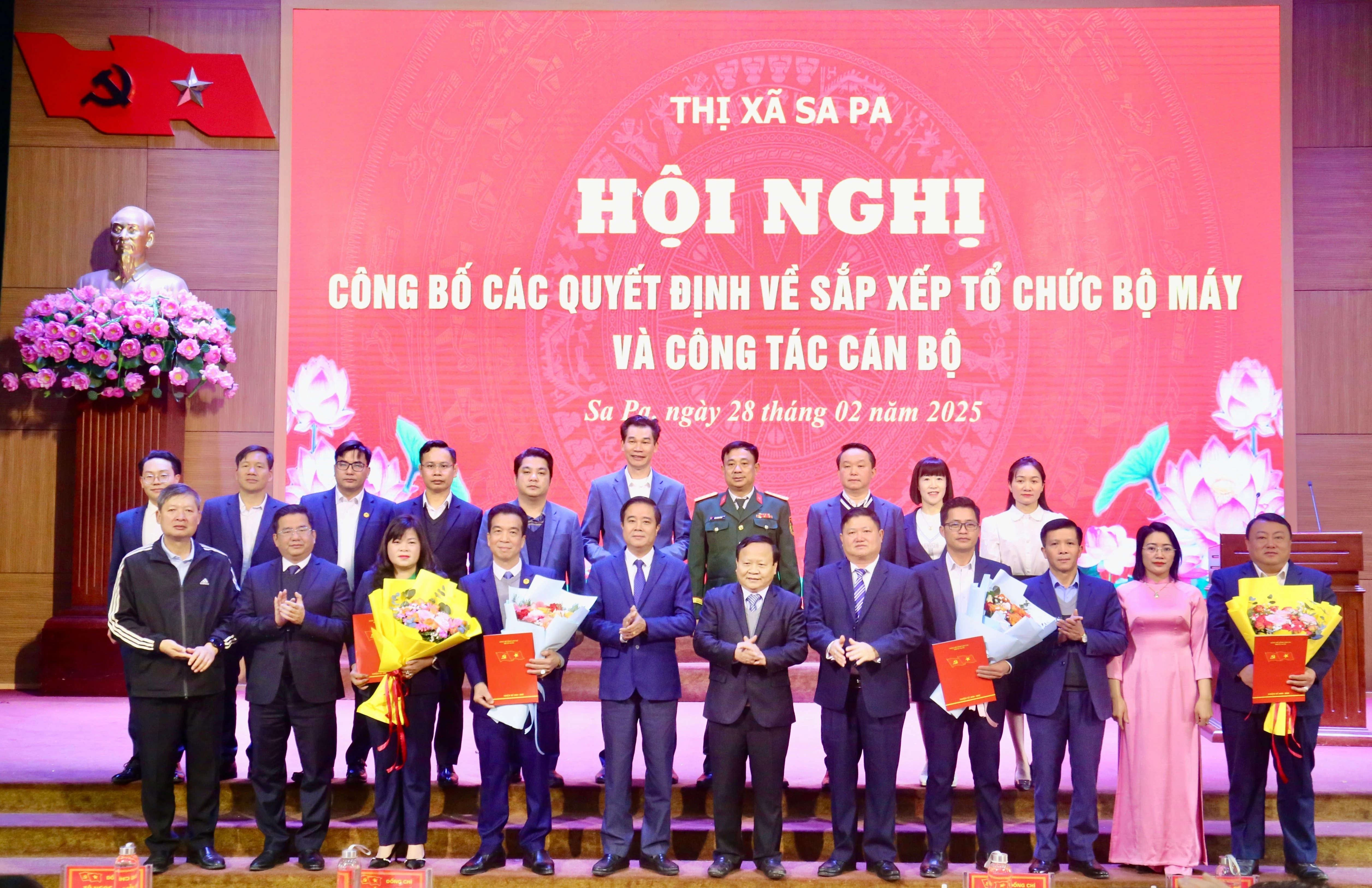 Trao Quyết định hợp nhất và bổ nhiệm lãnh đạo Ban Tuyên giáo và Dân vận Thị ủy.