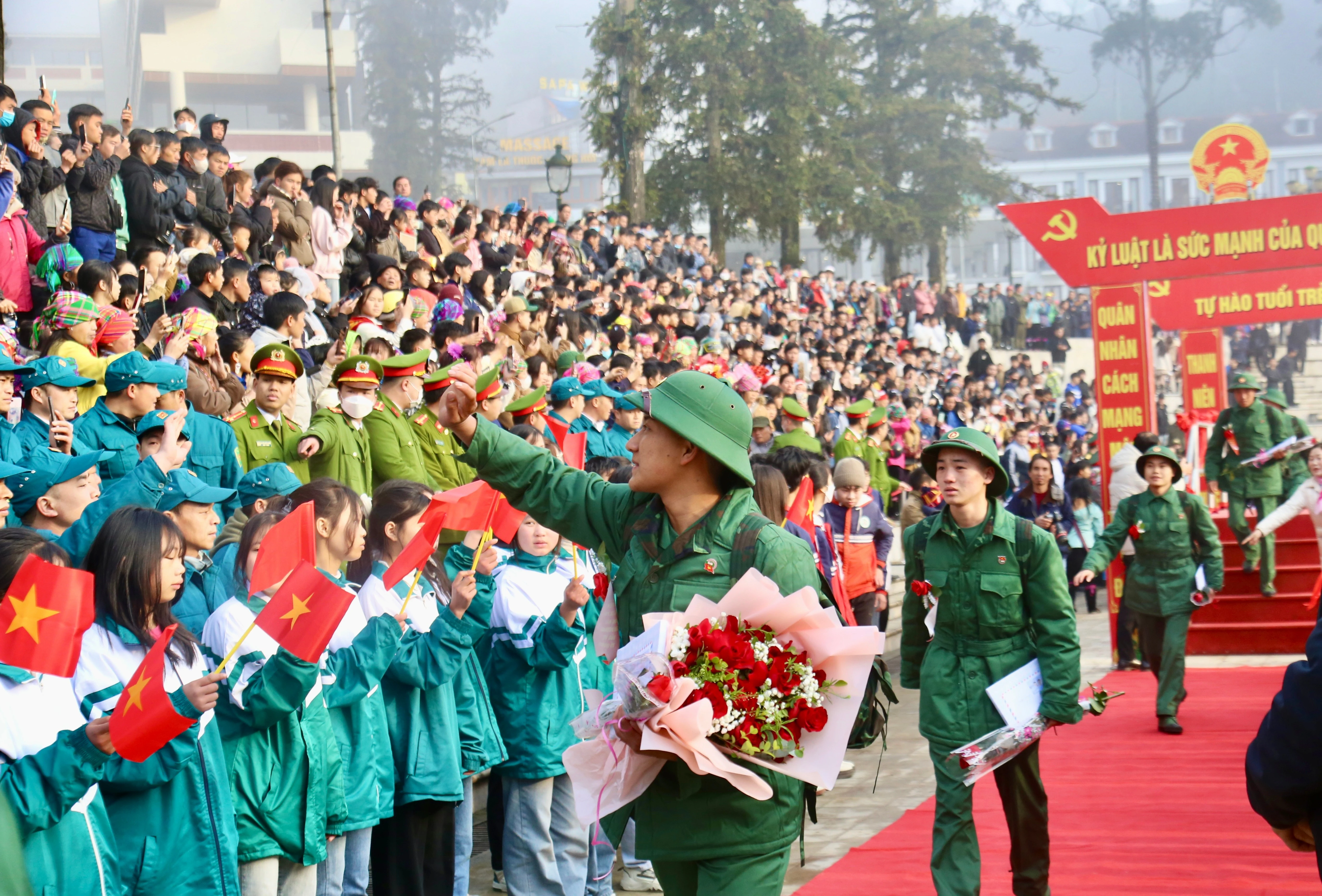 Tân binh tạm biệt người thân lên đường nhập ngũ.